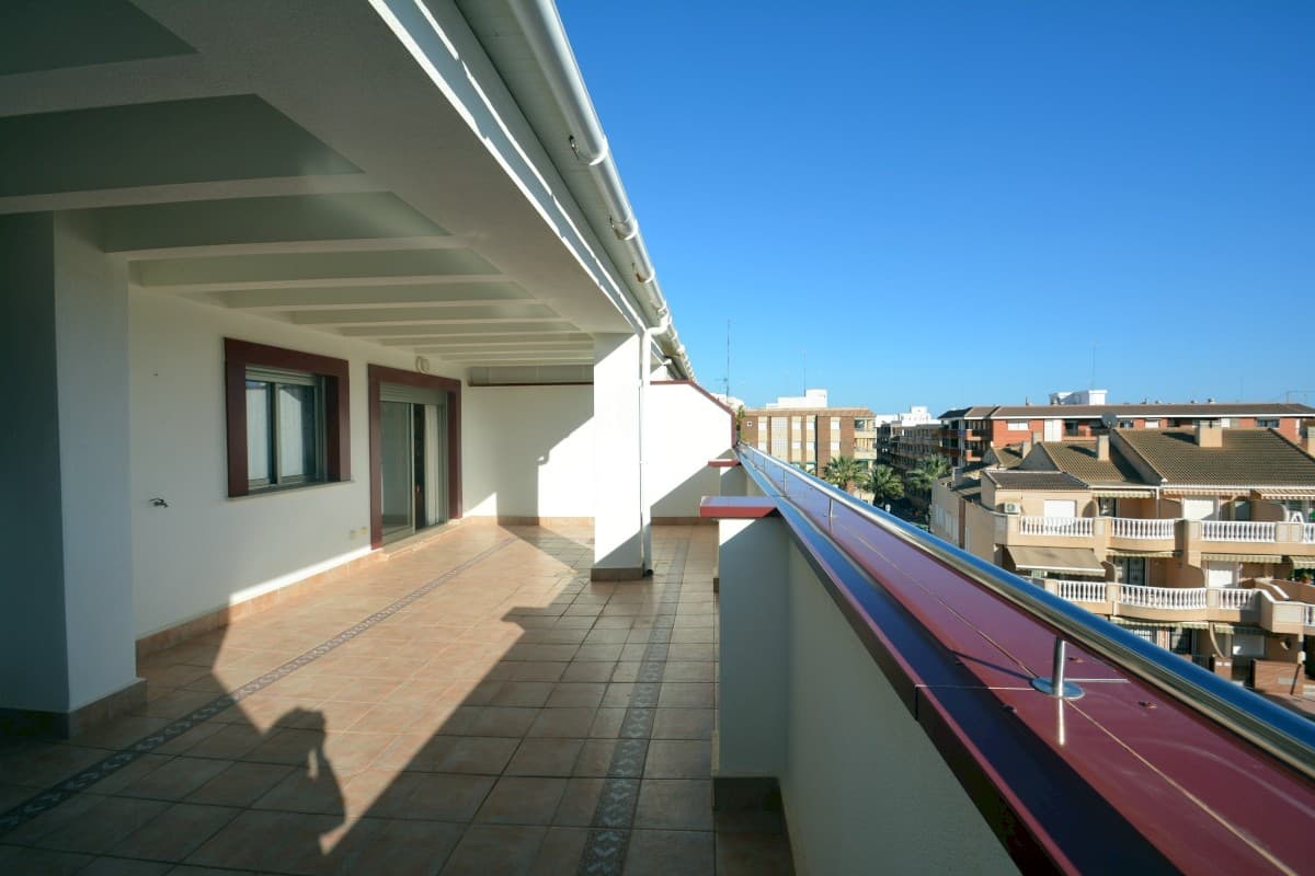 This stunning penthouse is located in the heart of Guardamar del Segura, just 150 meters from the central beach. Its prime location offers convenient access to all amenities within walking distance, making it ideal for both permanent living and holiday getaways.

The property features a thoughtfully designed layout with two bedrooms, one bathroom, a separate kitchen, and a spacious living room with a dining area. With a constructed area of 53 m² and an additional 30 m² private terrace, there is ample space to enjoy indoor and outdoor living. The terrace also includes a private storage area, providing practical functionality.

South-facing and with all rooms except the kitchen opening to the exterior, the penthouse is exceptionally bright and sunny. The kitchen benefits from a window facing the building’s patio, ensuring good ventilation. The bedrooms are equipped with built-in wardrobes, while centralized air conditioning with heating and cooling modes ensures year-round comfort.

The building includes an elevator for convenience and a communal roof terrace for drying laundry. The property is in excellent condition, offered fully furnished, and includes all appliances. Low maintenance costs further enhance its appeal.

Please note that taxes and other purchase expenses are not included in the price. This is an exceptional opportunity to own a beautiful, move-in-ready home near the beach.