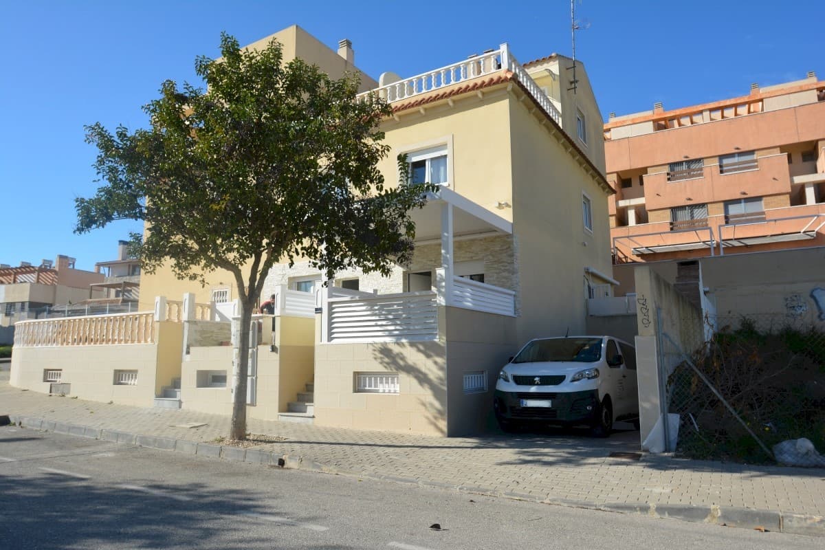 Located in the Los Secanos area of Guardamar del Segura, this fully renovated townhouse offers an ideal blend of modern comfort and coastal charm, just 700 meters from the beach. Guardamar del Segura, a picturesque town on Spain’s Costa Blanca, is celebrated for its pristine beaches, verdant pine forests, and vibrant Mediterranean lifestyle.

The property spans 90 square meters across three thoughtfully designed levels. The ground floor features a bright living room, a guest toilet, and a separate kitchen that opens to a spacious back patio with a laundry area and barbecue, perfect for outdoor entertaining. At the front of the house, a semi-covered porch with a bioclimatic awning provides a serene spot to enjoy sea views.

The first floor comprises two cozy bedrooms and a shared bathroom, while the second floor includes an additional bedroom with its own bathroom and access to a sun-soaked terrace boasting panoramic sea views. The townhouse also benefits from direct access to a private basement, which includes a large storage room. This space leads to a communal parking garage, where the property offers two parking spaces—one enclosed for storage and another open.

Renovations throughout the home include a sleek, modern kitchen with premium appliances, updated bathrooms, new windows and doors, and a state-of-the-art air conditioning system. Most furniture and electrical appliances are included in the sale, making the home move-in ready.

Taxes and purchase expenses are not included in the listed price.