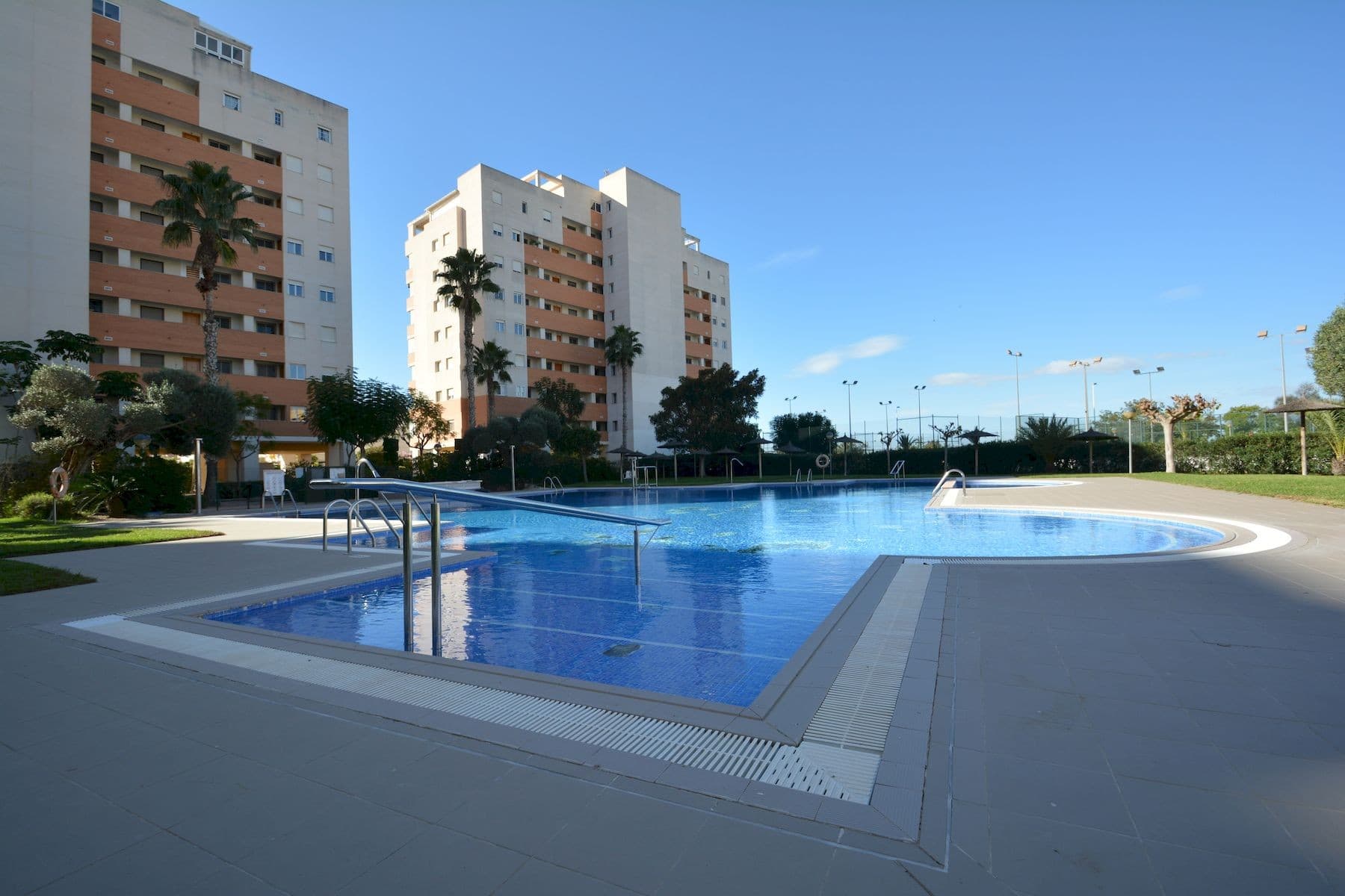 Spacious and bright apartment located in the quiet and modern SUP 7 area of Guardamar del Segura, just 1 km from the beach and the town center. The area offers a perfect balance between comfort and tranquility, with a large supermarket only a short walk away and easy access to all services.

The apartment has 91 m² of constructed area and is situated on the first floor of a well-maintained building with an elevator. It features three bedrooms with built-in wardrobes and two bathrooms, one with a bathtub and the other with a shower cabin, both with windows for natural ventilation. The kitchen is separate and fully equipped, including a practical utility room.

The living room opens onto a large glazed, south-facing terrace that fills the apartment with sunlight throughout the day. Being a corner unit, it enjoys extra privacy, as only the living room and kitchen share walls with a neighboring apartment. The property includes ducted air conditioning for both heating and cooling, ensuring comfort all year round.

Two parking spaces are included in the price: one in the underground garage and another in an allocated outdoor area. The gated community offers extensive green areas, a communal swimming pool, a padel tennis court, a football field, and pleasant social spaces.

With open views, excellent natural light, and a convenient location close to the beach and amenities, this apartment is in good condition and ready to move into. Taxes and purchase expenses are not included in the price.
