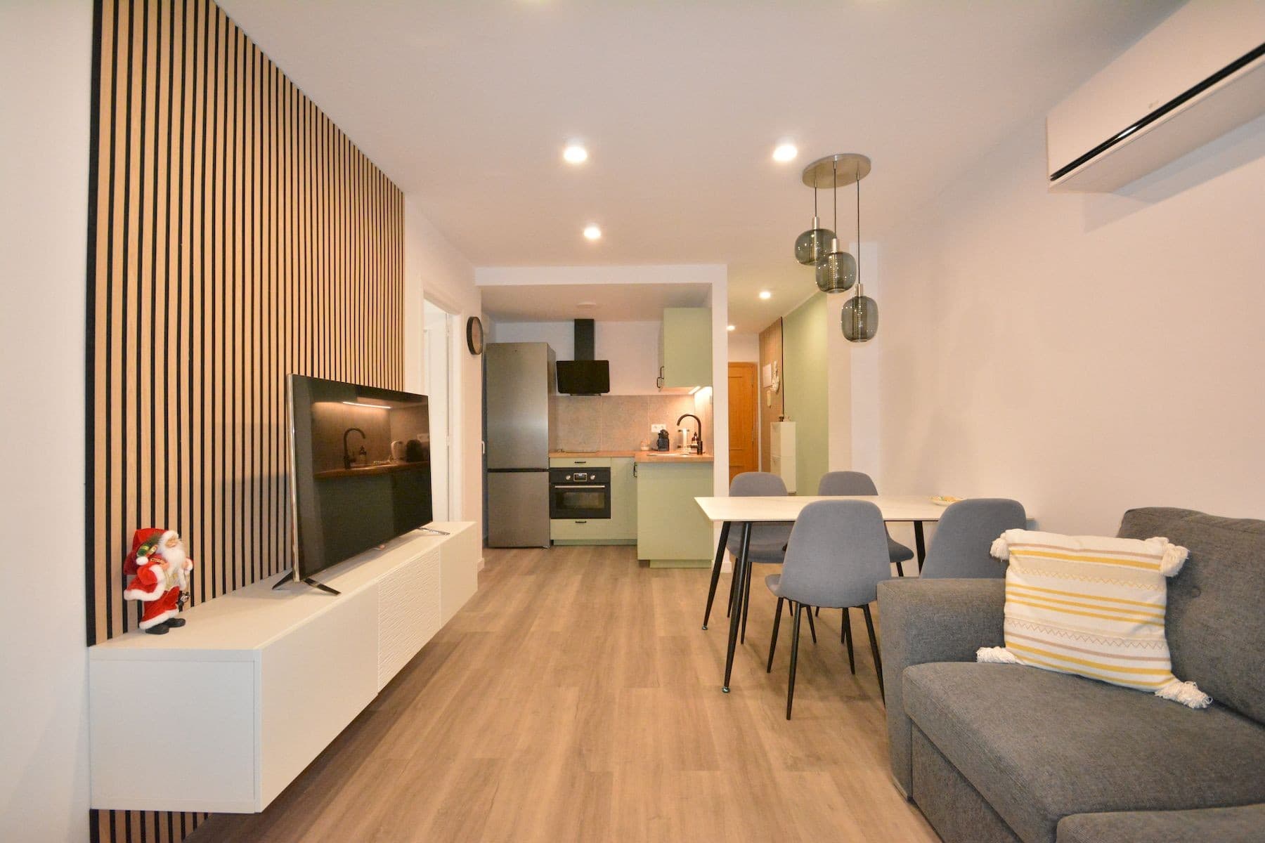 This renovated ground floor apartment is located in Torrevieja, just 200 meters from Playa del Acequión and 400 meters from Playa de los Náufragos. The area is well established and offers all daily services within walking distance, including supermarkets, restaurants, pharmacies and public transport. It is a pleasant coastal neighborhood, ideal both for holidays and for year round living, with easy access to the promenade and the city center.The property has 57 m2 constructed area, with 44 m2 of usable interior space and a 15 m2 patio. It offers two bedrooms and one bathroom. The kitchen is open plan, connected to the living area, creating a practical and comfortable layout. The apartment is situated on the ground floor of a building with lift access.The apartment has been completely renovated with all new elements, including floors, plumbing, electrical wiring, windows, sanitary installations, kitchen, furniture and appliances. The bathroom benefits from underfloor heating, and there is pre installation ready for underfloor heating in the main bedroom. Air conditioning units are installed in each room and are brand new.The property is south facing, providing good natural light throughout the day. It also benefits from access and use of a large internal patio, offering additional outdoor space. The apartment is sold as seen in the photos, except for the washing machine.Taxes and other purchase expenses are not included in the price.