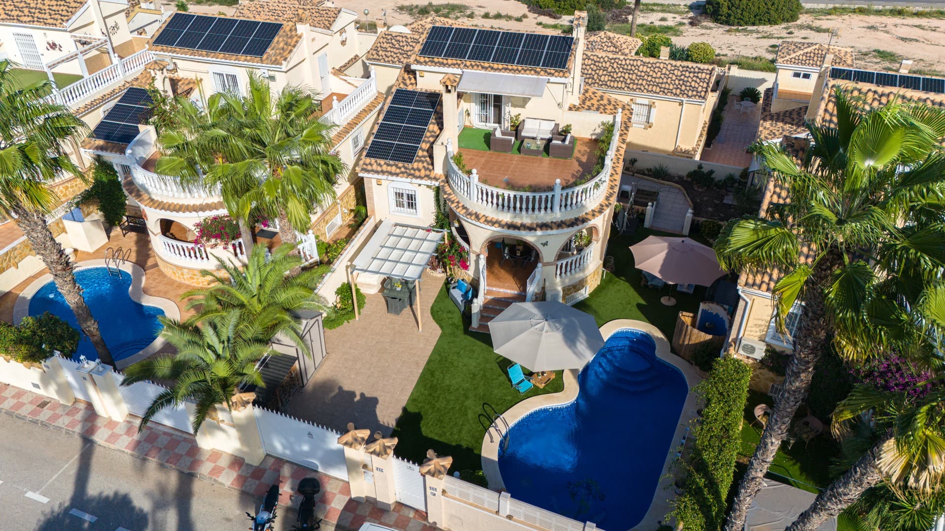 Welcome to this stunning property in Gran Alacant (Santa Pola), a highly sought-after residential area for its tranquillity, family-friendly atmosphere and proximity to the sea. Just 2-3 km from the beaches and under 10 minutes from Alicante-Elche airport, this home offers the perfect blend of comfort, independence and authentic Mediterranean lifestyle.Built on a private 380 m² plot, this villa offers 262 m² of living space across three levels, combining spaciousness, privacy and functionality.Basement with independent entrance: A self-contained unit with 3 bedrooms, 1 bathroom and a full kitchen—ideal for guests, rental or autonomous living.Ground floor: The heart of the home with 2 bedrooms, 2 bathrooms, a fully equipped kitchen and a luminous living room opening onto the garden and pool.Upper floor: A charming master suite with en-suite bathroom and access to a 40 m² solarium, perfect for enjoying the Mediterranean sun and open views.This property is in excellent condition, meticulously maintained and upgraded with sustainability in mind. Features include air conditioning, solar panels, fireplace, outdoor shower and space for 2-3 cars on the plot. Thanks to these improvements, it holds an energy rating of B, a rare quality in the area, ensuring comfort and energy savings year-round.Located in one of the most practical and in-demand zones of the Costa Blanca, it offers tranquillity combined with excellent connectivity: only 10 km from El Plantío golf course, 2-3 km from the beaches of Arenales del Sol and Carabassí, and surrounded by supermarkets, restaurants, international schools and public transport. Whether for private use or as an investment, its versatile layout and high potential make it a top choice.