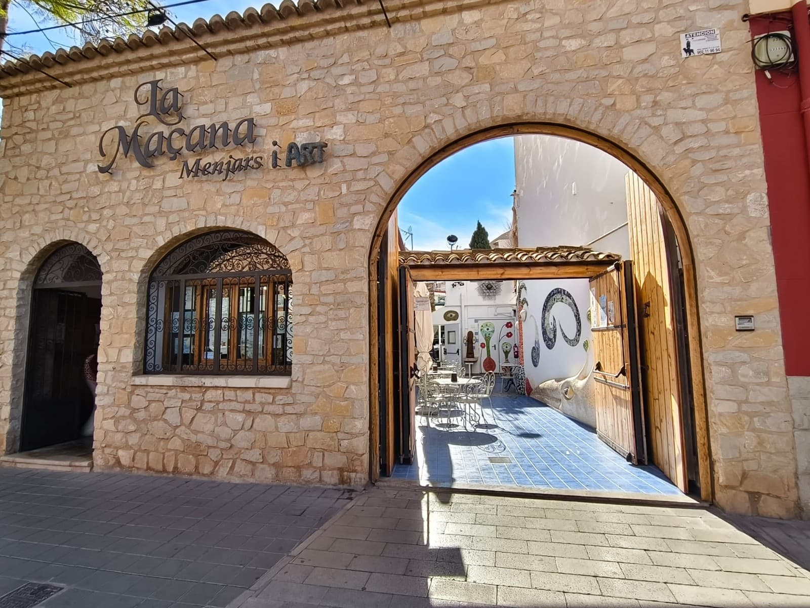 Located just minutes from the centre of Alicante, this is a rare investment opportunity combining immediate business profitability with significant residential development potential.A fully operational restaurant with strong turnover is offered for sale, together with an approved building feasibility project — making this asset attractive both for hospitality investors and property developers.🏢 The Asset – Fully Operational Commercial PremisesThe restaurant is sold as seen in the photographs (excluding sculptures and selected electrical appliances), fully equipped and ready to continue trading without interruption.With a total built area of 361 m² (360 m² usable), the layout has been carefully designed to deliver a premium dining experience:Two private dining roomsDedicated wine cellarTwo outdoor terracesImpressive 40-metre barFully equipped industrial kitchen1 bedroom with private terrace3 restrooms (one adapted for reduced mobility access)Air conitioning system (hot & cold)Capacity for approximately 150–200 guestsSituated at street level in a 1997 building, the premises are in good condition and strategically positioned in a high-demand area close to the city centre.An ideal opportunity for investors seeking an established hospitality business in Alicante.🏗 Development Opportunity – Building PotentialBeyond its current commercial use, the property also offers compelling urban development possibilities.Plot details:Total plot size: 395 m²Façade: 7.5 linear metresBuildable depth: 15 linear metresPotential to construct up to 5 residential units:Ground floorThree upper floorsSet-back penthouseEach unit could include an underground parking space.Estimated buildable area per floor: approximately 112.5 m² (excluding common areas).Estimated penthouse size: approximately 90 m².This represents a strategic acquisition for developers seeking urban land with strong feasibility in a consolidated area of Alicante.A Dual Investment Strategy✔ Immediate income through hospitality operation✔ Long-term capital appreciation through residential developmentFew assets offer this level of flexibility and scalability in one of the Mediterranean’s most dynamic cities.Contact us for further information or to arrange a private viewing.This document is provided for informational and commercial purposes only and does not constitute contractual information. Taxes and purchase costs are not included.