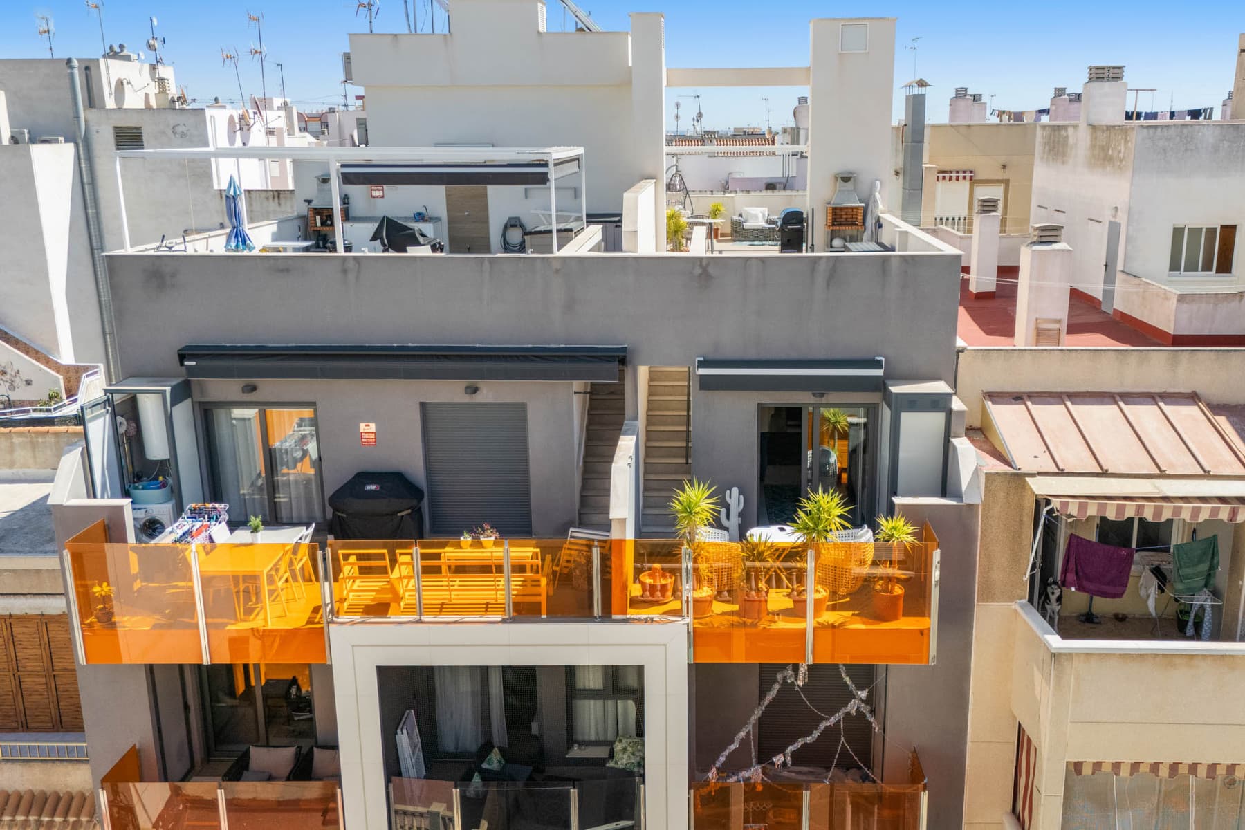 Modern penthouse with private solarium in the heart of Torrevieja

 Welcome to a home where the energy of the city meets the calm of your own rooftop. This stunning penthouse, built in 2021, offers stylish living in the heart of Torrevieja – just 450 metres from the beach, yet tucked away in the privacy of the top floor.

 

Bright and spacious layout with through-apartment design

 The 75.75 m² layout is well-planned and airy:

 • two spacious bedrooms with large built-in wardrobes

 • two modern bathrooms that make everyday living easy

 • open-plan living and kitchen area for a unified and inviting space

 • calm, stylish finishes and high-quality materials throughout

 • central air conditioning for both heating and cooling, year-round comfort

 

Private solarium – your own rooftop oasis

 The expansive private solarium on the roof adds a whole new dimension to your lifestyle. It's the ideal spot for sunbathing, enjoying long evenings or sipping your morning coffee while overlooking the rooftops. The solarium enjoys full sun all day long. Here you can relax in peace, just moments from everything.

 

Exceptional shared amenities

 The building offers a pool and sauna – a rare luxury in the Torrevieja area. These amenities make life here even more enjoyable, especially in the cooler months.

 

Unbeatable location near services and the sea

 • just 450 metres to playa del cura

 • all essential services within walking distance – restaurants, cafés, shops, pharmacies

 • a vibrant area that perfectly blends beach life with urban convenience

 

This penthouse is an excellent choice for both permanent living and as a high-quality holiday home. Come and fall in love – this home will win you over at the door.

