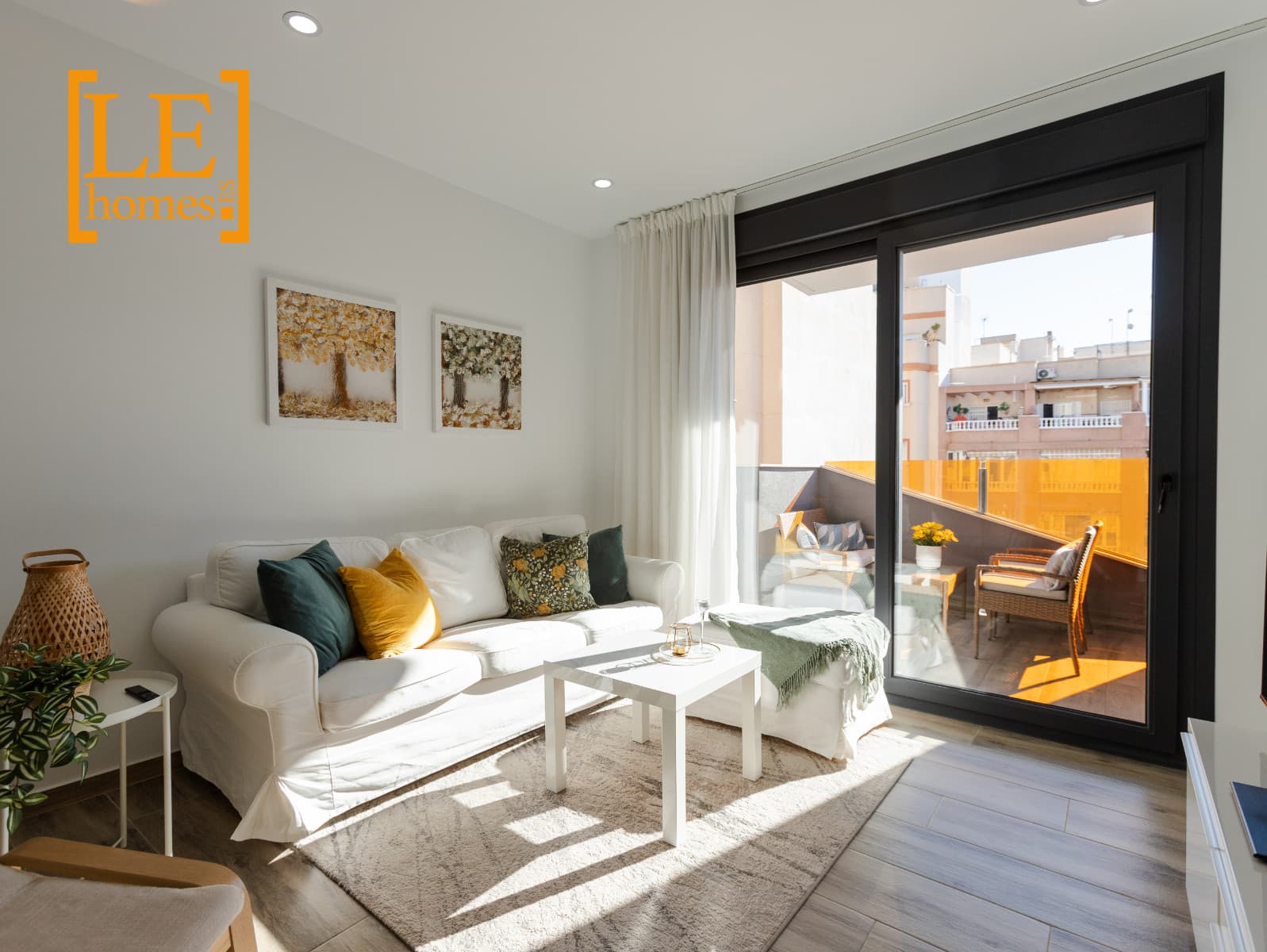 Modern and functional two bedroom, two bathroom apartment just half a kilometer from Playa del Cura beach. Only about 750 meters to Los Locos beach.This third floor apartment has a modern open kitchen and a bright living-dining area. Both bathrooms have underfloor heating. The living room has large glass doors to the balcony which has morning sun, making it a great place to enjoy breakfast.The community has a shared pool area, as well as a Finnish sauna. On the shared roof terrace you can enjoy the sun and have a barbecue.
