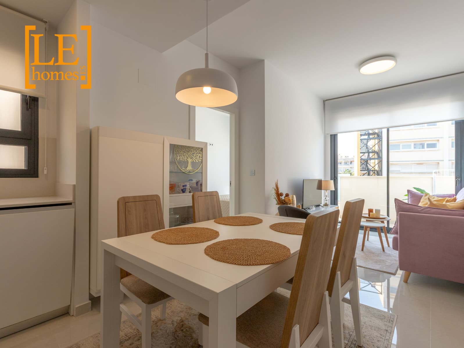 Modern and bright one-bedroom penthouse with a private solarium, less than a kilometer from the sandy beach of Playa del Cura.The bedroom and living room have large glass doors to a private south-facing balcony, which makes the apartment very bright. The built-in wardrobes in the bedroom offer plenty of storage space. The living room is connected to the dining area and an equipped open kitchen. The bathroom has a shower, and the underfloor heating is a nice addition, especially in the winter months. The blinds on all windows are electric, which increases living comfort.The community's swimming pool area is right next door. On your own roof terrace you can enjoy the sun, barbecue, and refresh yourself in the outdoor shower.Supermarket Consum is only half a kilometer away, a health center and pharmacy are just around the corner, and the bus station is only about 700 meters away, which makes it easy to get to the apartment from the airport.The property is sold unfurnished. 