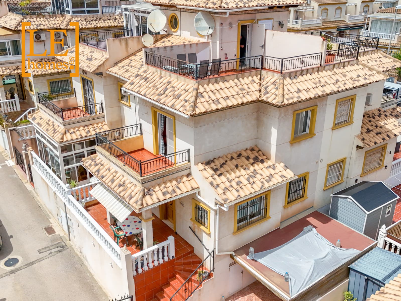 Spacious south-facing quad house in La Zenia, right next to Zenia Boulevard.The sunny front terrace has space for a barbecue and dining table. An awning provides protection from the sun. From the front terrace you enter the living room, which has a dining area, and a fully equipped kitchen behind a bar counter. The bedroom on the ground floor of the apartment has been removed, making the living room particularly spacious. There is also a convenient toilet under the stairs on the ground floor.Upstairs there are two bedrooms, the second bedroom has two single beds, and the master bedroom has a double bed. There is a sunny balcony in connection with the master bedroom. The stairs continue to the private roof terrace, which has expansive views of the surroundings. There is plenty of space on the roof terrace to enjoy the sun and dine.The community pool area is just a stone's throw away. All services are nearby, only about 700 meters to Zenia Boulevard, the nearest beaches are a couple of kilometers away.