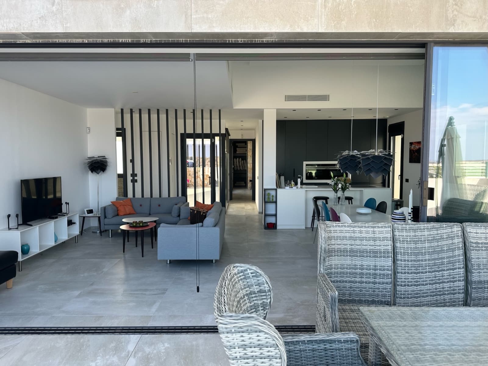 Esta moderna villa, construida en 2020, ubicada en Ciudad Quesada, es absolutamente impresionante y ofrece una gran cantidad de lujo y confort. Con su arquitectura contemporánea y acabados de alta calidad, es una vivienda que se adapta perfectamente a personas que buscan un espacio de vida elegante y cómodo.

Puntos Destacados de la Villa:

4 Dormitorios y 4 Baños: Diseñada con amplitud, ofreciendo suficiente espacio para una gran familia o invitados. La planta baja cuenta con una amplia sala de estar con cocina abierta.Transición Perfecta Interior-Exterior: Grandes ventanas correderas hacia la terraza y la piscina crean una transición suave entre los espacios interiores y exteriores, mientras disfruta de las hermosas vistas sobre el skyline de Guardamar y el Mar Mediterráneo.Instalaciones de Lujo: Esta villa está equipada con persianas eléctricas, una piscina infinita con cascada, una sala técnica separada, un garaje con puerta automática, un trastero, una lavandería separada y una sala polivalente.Acabados de Alta Calidad: Los acabados meticulosos y los detalles cuidadosamente elegidos le dan a la propiedad un atractivo y cachet adicionales.

Interior Funcional y Elegante:

Cocina Completamente Equipada: La cocina es funcional y está completamente equipada con colores cálidos y electrodomésticos de alta calidad.Baños de Alta Calidad: Los baños y el aseo de invitados separados son de la misma alta calidad. El dormitorio principal tiene un baño en suite y un vestidor.Espacio Subterráneo: Gracias a un patio, el espacio subterráneo recibe una hermosa luz natural, lo que hace que las habitaciones de abajo sean especialmente atractivas.

Ubicación Ideal:

Cerca de la Naturaleza y el Golf: La villa está convenientemente ubicada cerca del parque natural El Recorral y del resort de golf de 18 hoyos La Marquesa.Cerca de Servicios: Rojales, un típico pueblo español ubicado en el río Segura, está a solo 25 minutos del aeropuerto de Alicante. Todos los servicios como supermercados, bares, restaurantes y un centro médico están a menos de 2 minutos.

Disponibilidad Inmediata:

La propiedad está disponible de inmediato, ofreciendo una gran oportunidad para aquellos que buscan una vivienda en Ciudad Quesada y quieren disfrutar de inmediato del lujo y el confort que esta villa tiene para ofrecer.

¡Su nueva vida de lujo comienza aquí! Programe una visita hoy y descubra por sí mismo el encanto único de esta villa moderna.
