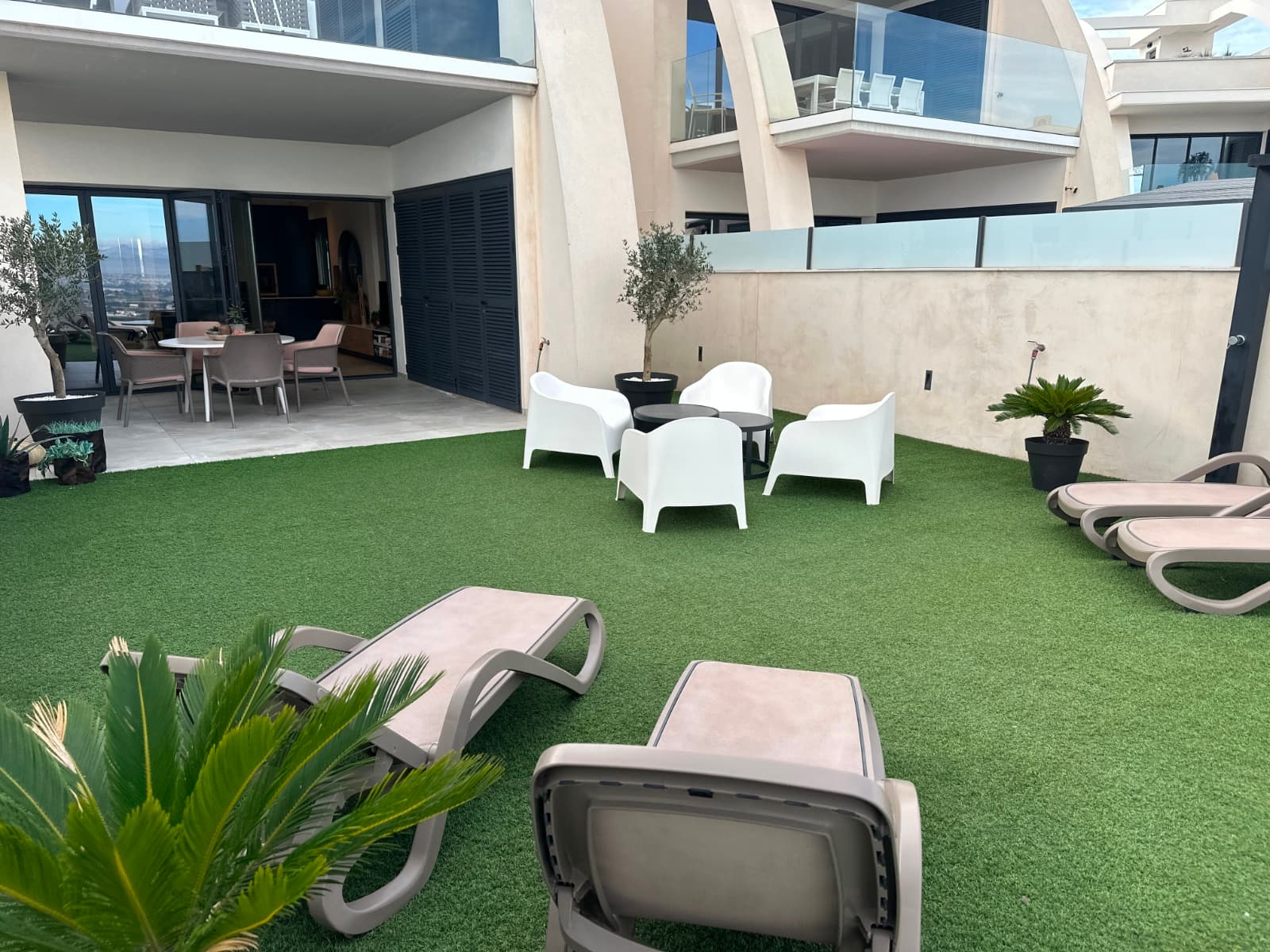 Disfruta del Confort Moderno y Vistas Impresionantes a las MontañasBienvenido a tu futuro hogar, un impresionante apartamento de lujo que cumple con todos tus deseos. Esta exclusiva residencia ofrece una combinación inigualable de estilo, confort y lujo, ubicada en una prestigiosa comunidad.

Aspectos Destacados del Apartamento:

2 Dormitorios y 2 Baños: Disfruta del espacio y la privacidad que ofrecen estos amplios dormitorios y baños lujosamente terminados, ideales para familias o invitados.Cocina Abierta: La moderna cocina abierta totalmente equipada es el corazón del hogar. Diseñada con materiales de alta calidad y atención al detalle, es perfecta para crear delicias culinarias y disfrutar de momentos acogedores con familiares y amigos.Amplia Terraza: Junto al salón se encuentra una gran terraza, perfecta para relajarse, disfrutar del café matutino o cenar bajo las estrellas.Gran Jardín Privado con Piscina Infinita: Este oasis privado ofrece vistas incomparables y es ideal para tomar el sol, hacer barbacoas o simplemente disfrutar del entorno sereno.

Instalaciones de la Residencia:

Piscinas Comunitarias: Además de tu piscina privada, podrás disfrutar de piscinas comunitarias interiores y exteriores, perfectas para nadar y relajarte durante todo el año.Acabados de Lujo: Cada rincón del apartamento refleja lujo, con materiales de alta calidad y acabados refinados que garantizan un ambiente elegante y cómodo.

Experimenta el máximo confort en este espectacular apartamento que no solo cumple con tus expectativas, sino que las supera. Agenda una visita hoy mismo y descubre el lujo y el confort únicos que este hogar tiene para ofrecerte.¡Tu nueva vida de lujo te espera!