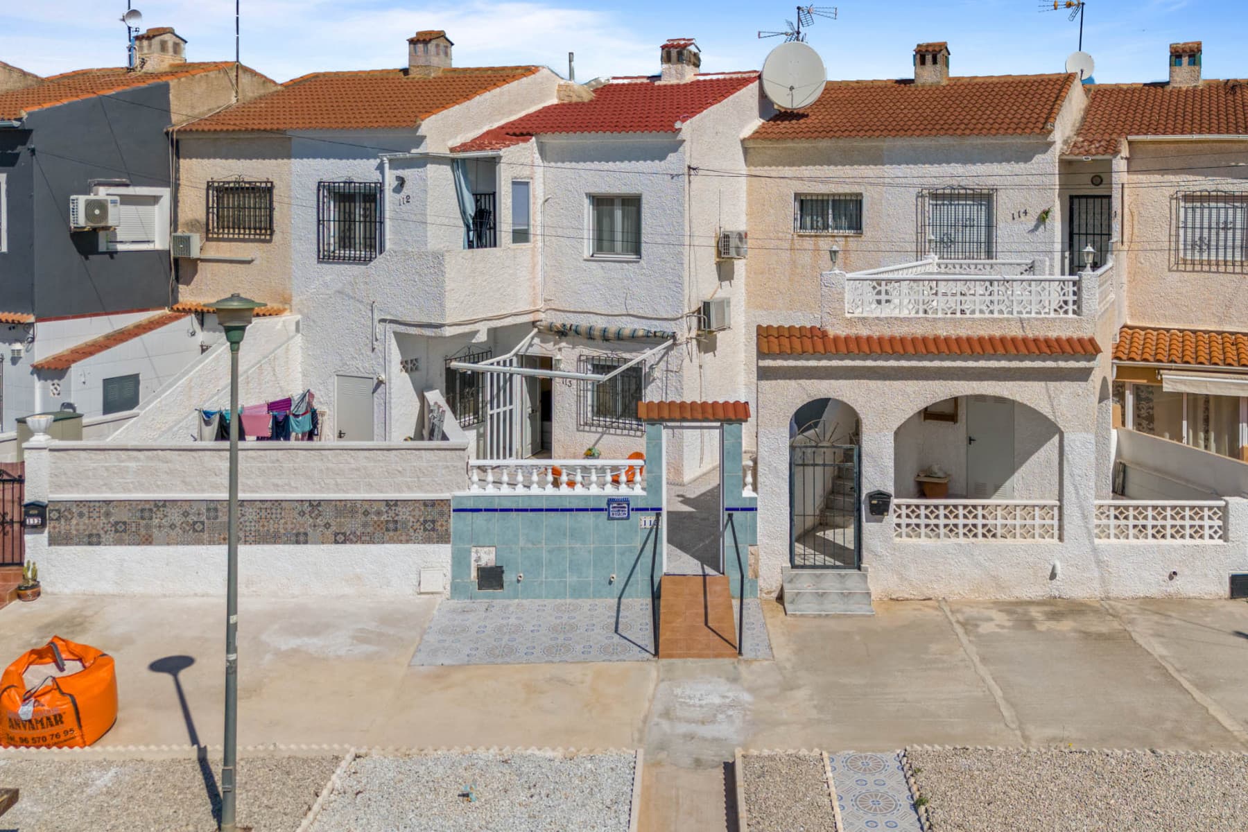 Single-storey home with

private yard – Torretta, Torrevieja

Welcome

to this simple yet functional home located in the Torretta area of

Torrevieja. The property offers 46 m² of interior space and a

pleasant outdoor area.



Practical layout and sunny

patio

The house

includes one bedroom, one bathroom, a living room, and a separate

kitchen. To the south lies a spacious, fenced yard that provides

privacy and the perfect setting to enjoy outdoor living in peace. The

yard also holds great potential for further improvement.



Renovate to match your

style

The

property is an excellent

opportunity for someone looking to create a home tailored to their

own vision. Ideal for a buyer who values outdoor space and wants to

shape the interior to their personal taste.



Peaceful location with

services nearby

Torretta

borders Torrevieja’s pink salt lake, offering wonderful

surroundings for walking and outdoor activities. The nearest small

grocery store is just 100 metres away, and within a one-kilometre

radius you’ll find a wide range of amenities including a pharmacy.

Torretta has good connections to the city centre, Habaneras shopping

centre and the beach.