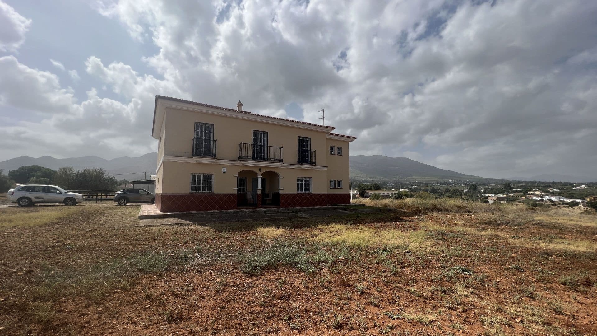 This magnificent property, nestled in a vast plot of over 28,000m², is a real gem for horse lovers or entrepreneurs looking to develop a tourism project. Located just 20 minutes from the city of Málaga, a tarmac road takes you to this idyllic spot. At the heart of this large plot is a brand-new home comprising two separate flats, offering exceptional versatility. Each of these spacious flats includes a large kitchen, ideal for preparing delicious meals for guests, as well as four comfortable bedrooms to accommodate family and friends. The bright and spacious living and dining areas are perfect for relaxing and entertaining. This configuration allows for flexible use, whether as a holiday rental or as a home for two families. In addition, the property includes a 216m² warehouse, offering incredible potential for the development of a leisure area, additional storage space or any other imaginative project. The adaptability of this space means it can meet the specific needs of your project. There is also a huge swimming pool, which will be perfect for enjoying the summer days with friends and family. The location of this property is simply ideal. Just a 5-minute walk away, you'll find two delightful local restaurants, a school, and a 5-minute drive away, a golf course for golf enthusiasts. This variety of nearby activities guarantees a pleasant living experience and a great attraction for visitors. Overall, this house offers exceptional space and flexibility for a wide range of projects. Whether you are passionate about horses, dream of creating a tourism project or simply wish to enjoy the space and serenity, this property represents a rare opportunity. The property also includes stables so that even your horses can have their own home! Don't miss the chance to make your dreams come true on this unique property.