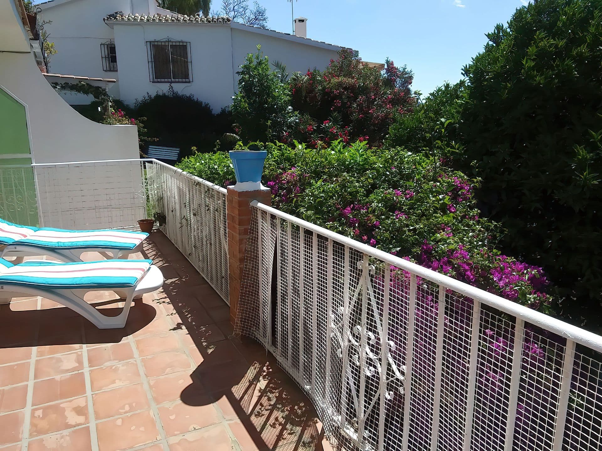 Estupendo apartamento de planta baja situado en el centro de Mijas Pueblo con fácil acceso y a un paso de todos los servicios: restaurantes, parada de autobús, Ayuntamiento y colegios. También está a un paso de la Sierra de Mijas. El apartamento es bonito y luminoso, necesita algo de modernización y consta de 3 dormitorios, baño, cocina y un salón-comedor con puertas acristaladas que dan a una maravillosa terraza con vistas al jardín comunitario.