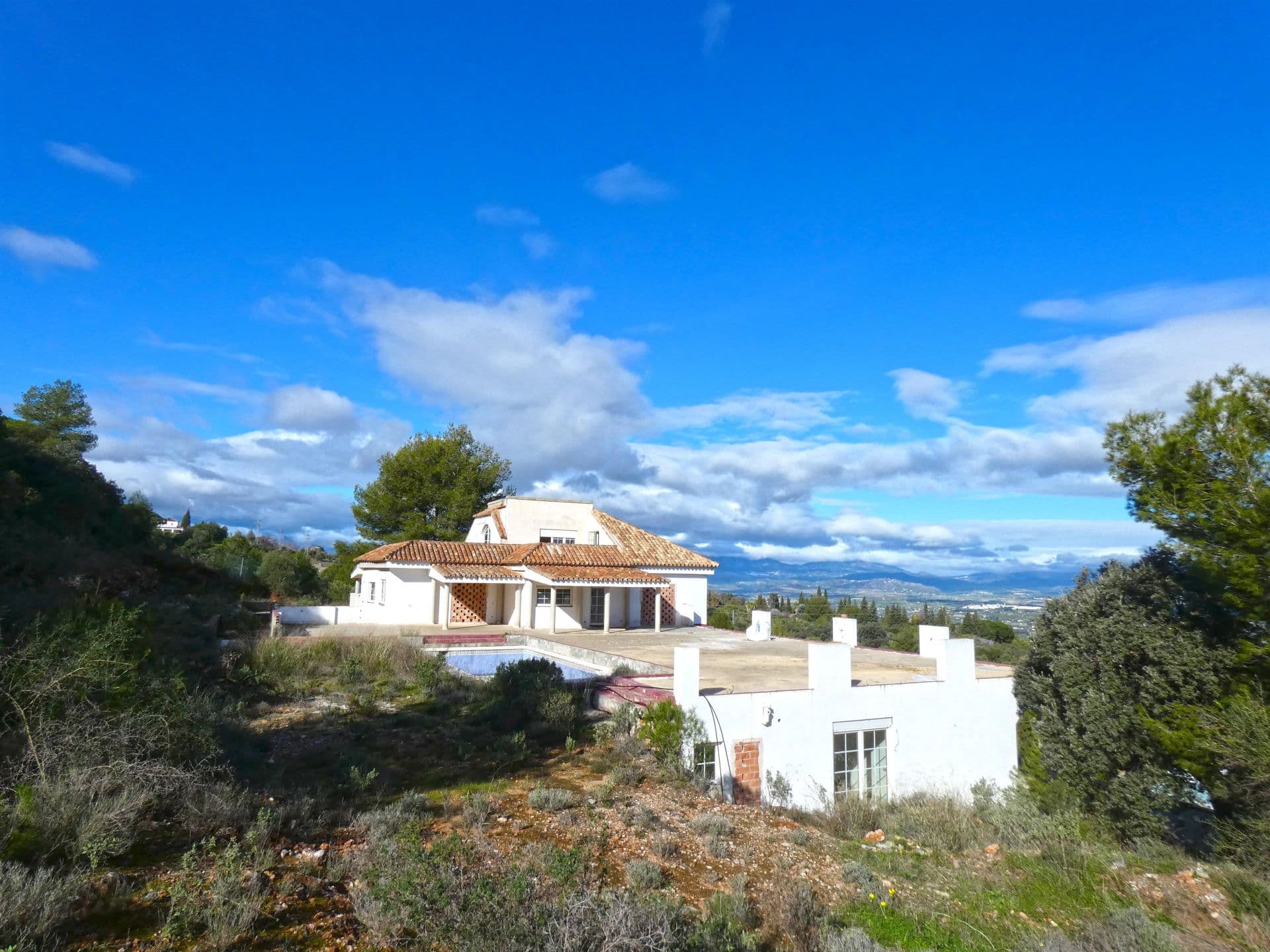¡GRAN OPORTUNIDAD DE INVERSIÓN! Este chalet privado está 70% terminado y se podría ser hotel boutique o un negocio de turismo rural. Hay muchas posibilidades con sus 1.089m construidos. El diseño es el siguiente: Sótano (101m²): equipado con ventanas, bodega o gimnasio, aseo de invitados. Planta baja (604m²): 4 dormitorios con baños ensuite, apartamento para el personal con 2 dormitorios, 1 baño, lavadero y un alojamiento para invitados con 3 dormitorios, 3 baños, cocina y sala de estar. Planta primera (279m²): Gran salón con techo alto y chimenea, comedor, cocina y baño. Planta alta (101m²): Galería, con instalación preparada para un ascensor. En el exterior hay una terraza grande y piscina privada en una parcela de casi 4.000m². La propiedad está ubicada en lo alto de una exclusiva urbanización cerrada, a solo 5 minutos del pueblo, lo que le da una vista fantástica del Valle del Guadalhorce y Sierra Nevada. En 2017 se hizo una tasación de 1,1 millones de euros en su estado actual, y 2,2 millones de euros una vez terminada. LLAMARNOS PARA MÁS INFORMACIÓN, FOTOS Y VIDEOS.