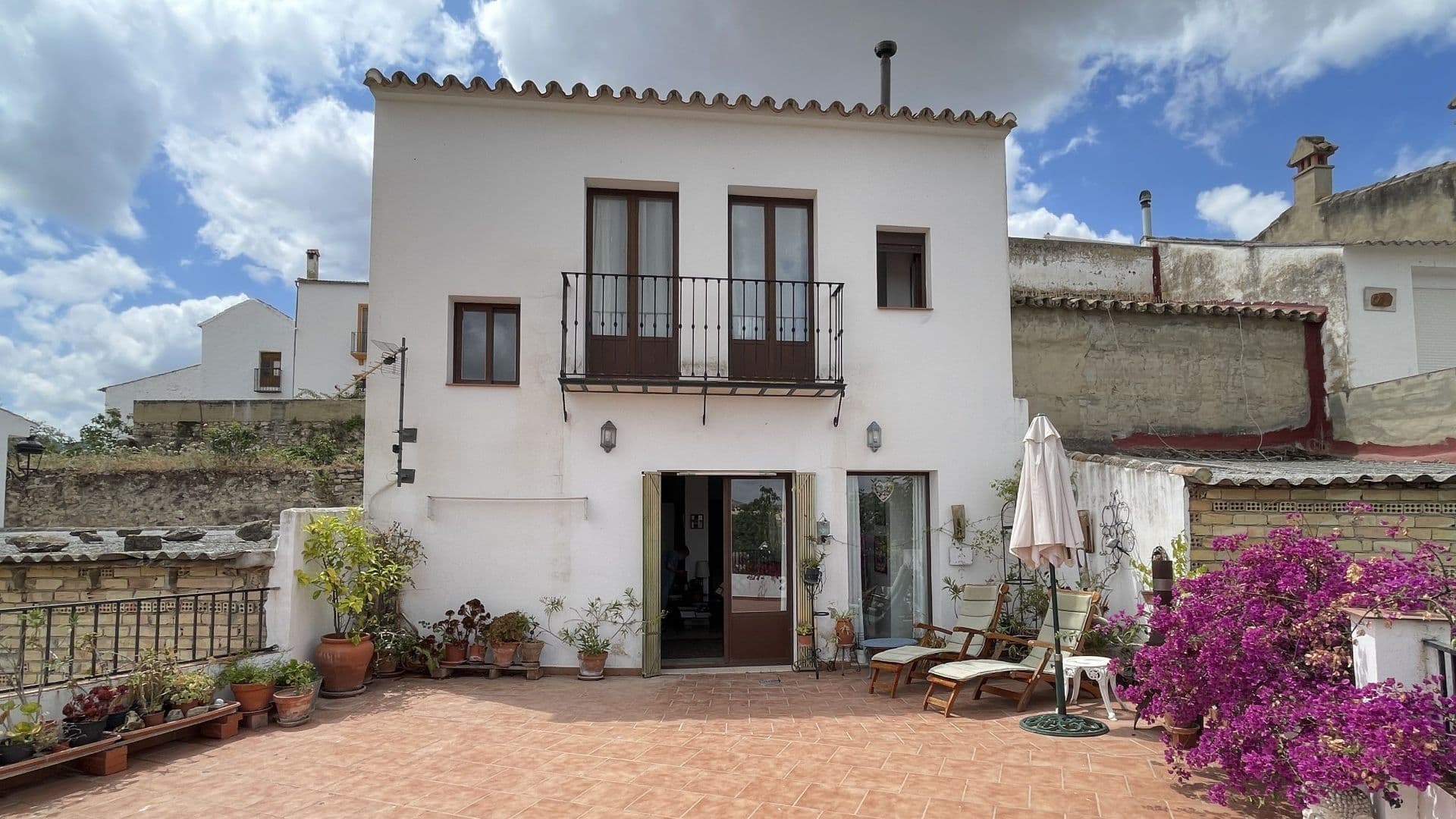 Charming and modern village house, with incredible views, located in the quiet village of Serrato, just an hour’s drive from Málaga and the airport, and 30 minutes to Ronda. The property has a spacious open plan living area with dedicated spaces for the kitchen, dining, and the living room which features a wonderful log burning stove for the cool winter evenings. Step out of the living room onto the expansive terrace with stunning views over the picturesque Andalucian countryside. Upstairs there are 2 bedrooms and 2 bathrooms (the master bedroom is en-suite). In addition, below the house, with access from the street behind, there is a two-level basement that is yet to be developed.