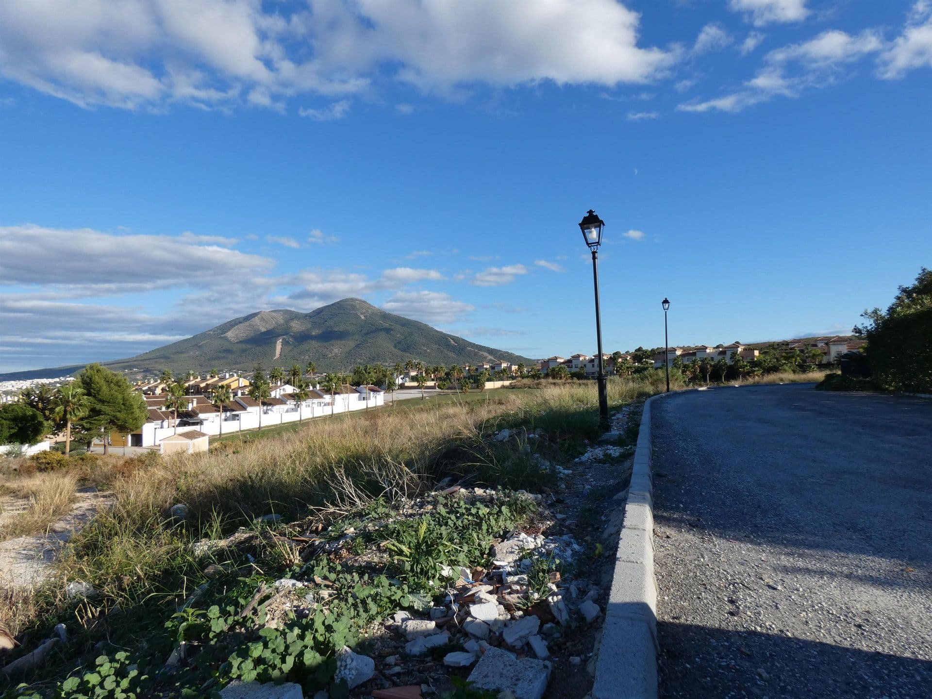 Terreno urbano destinado a uso comercial con una superficie total de 18.560m², ubicado en una prestigiosa urbanización de Coín y con rápido acceso a la carretera principal dirección Marbella, Málaga, Fuengirola y Mijas. Es un lugar idílico, rodeado de naturaleza e ideal para los amantes del Golf y a tan solo 20-30 minutos de las mejores playas de Málaga y 30 minutos del aeropuerto. Es una parcela con un proyecto de propuesta de las siguientes características: Hotel-apartamento: Conjuntos de pequeñas agrupaciones diseminadas en un frondoso jardín, con estanques y corrientes de agua. Dotado de un edificio central, para la recepción, salones, administración y restaurante-cafetería. Junto a este edificio se ubica la piscina que a su vez se dota de un bar-club para servicio de esta. El hotel se compone de: 26 habitaciones dobles, con baño y cocina americana; 56 apartamentos de un dormitorio, salón, cocina americana y baño; y 28 apartamentos de dos dormitorios, salón, cocina americana y baño. Esto supone un alojamiento mínimo de 276 plazas, aunque pueden alcanzarse plenamente las 350 plazas En la parte norte, se potencia el uso turístico con la inclusión de una plaza de toros y de un centro comercial. Todo el conjunto está dotado de plazas de aparcamiento tanto en superficie como en subterráneo.