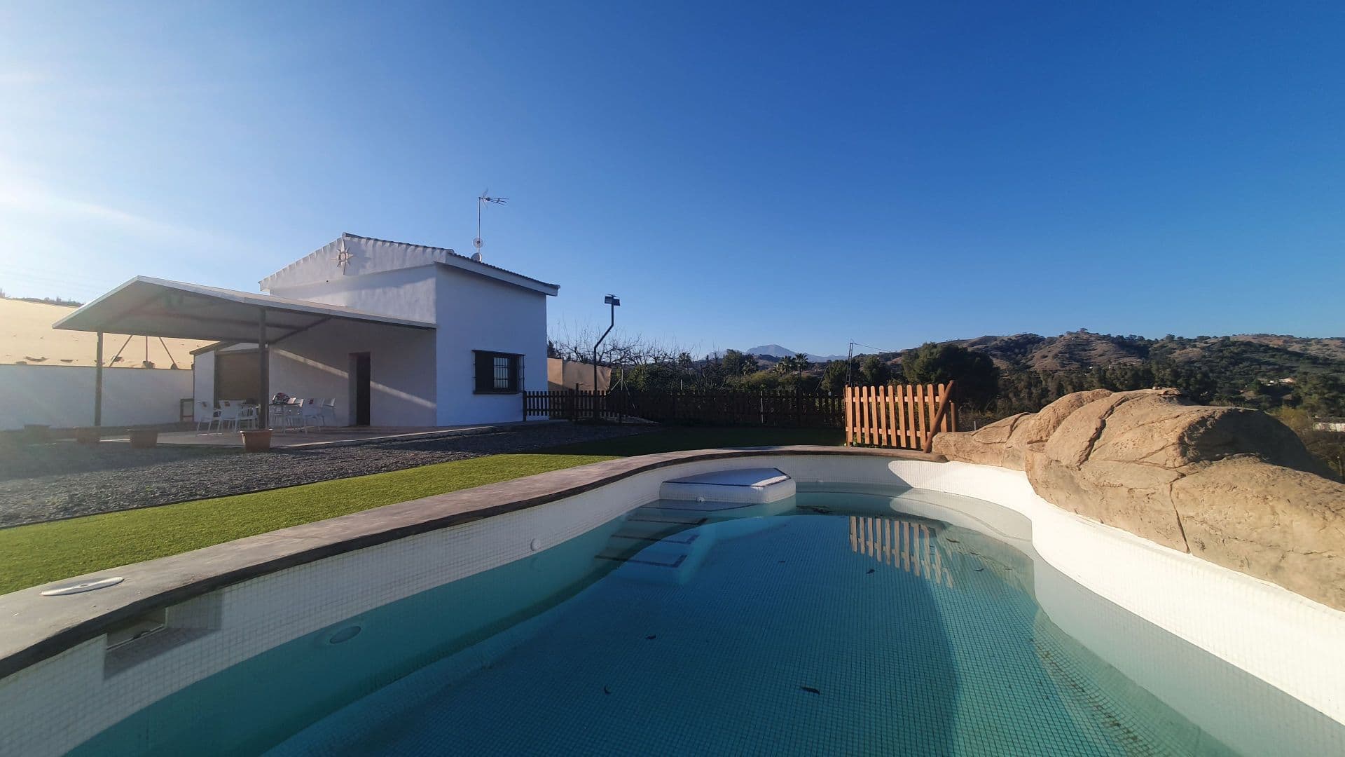 Beautiful and bright country house in Coín with a build size of 70m², located on a 929m² plot. The property features a storage room, a covered terrace, and a swimming pool. It is two storeys and is distributed as follows: Ground Floor: Open-plan living room, dining room, kitchen, WC, and a room suitable for use as a bedroom, study, or games room. Top Floor: Two spacious bedrooms and a bathroom with shower. The plot is located just minutes from the town of Coín, with easy access and an electric gate for added security and privacy. The property has mains electricity and town water supply. It offers a tranquil and rural environment, ideal for those looking to enjoy life in the countryside without sacrificing modern comforts. Don’t miss your opportunity to acquire a permanent residence or a weekend getaway in a lovely natural setting.
