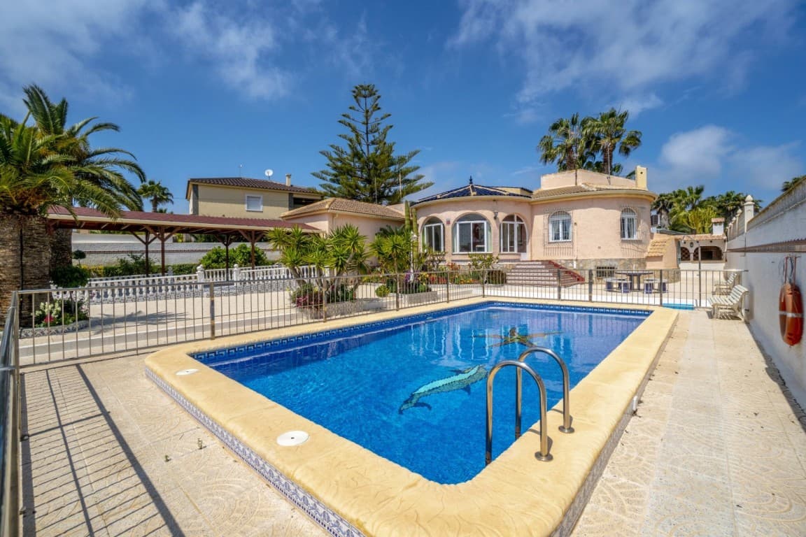 This well maintained, detached single storey villa with a living area of 140 m² is built on a plot of 800 m² and has a spacious private swimming pool, a private solarium, a barbecue, a parking space with pergola and a garage. A covered terrace of 30m² gives access to the house, with a large living / dining room with fireplace, open kitchen, 5 bedrooms and 2 bathrooms, and a basement of 25m² with kitchen.The house is situated in an ideal location on the outskirts of the city, close to all amenities. Only 5 minutes drive to shops, amenities and supermarkets and 10 minutes to the beach or the golf course, and in the immediate vicinity of the salt lake of Torrevieja and the lagoons of La Mata