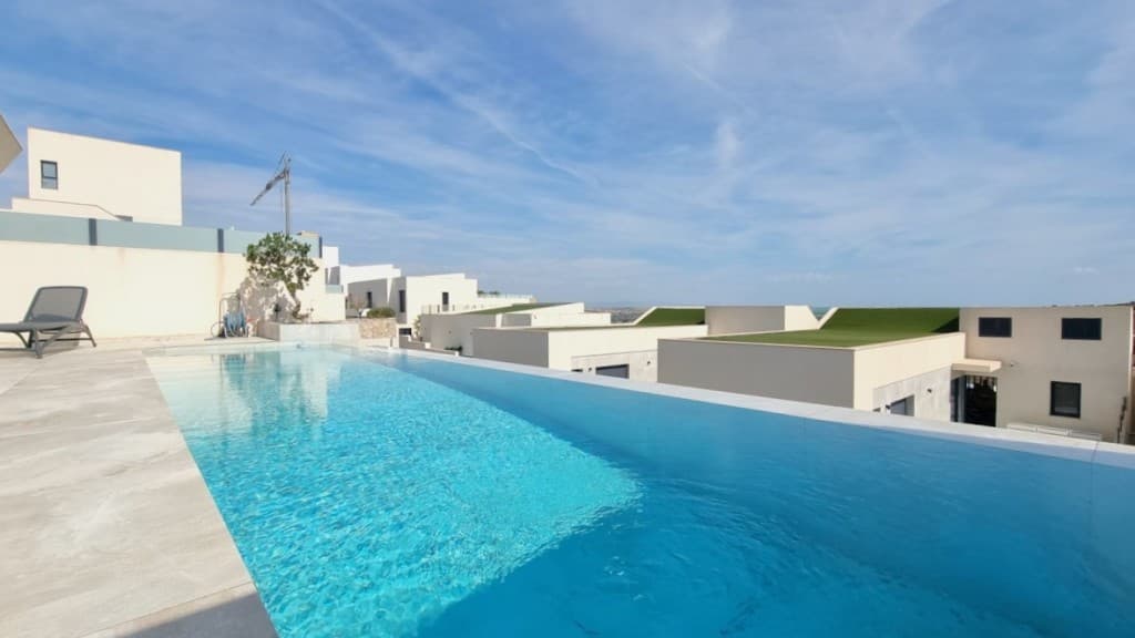 Exclusivo chalet independiente en venta en Rojales, Alicante!Esta villa única se encuentra en la hermosa Rojales, Alicante. ¡Una amplia zona verde cerca de las hermosas playas de arena de Guardamar del Segura y la reserva natural de la Laguna de La Mata!¿Por qué es una propiedad exclusiva&8364; ¡La propiedad en sí tiene no menos de 4 dormitorios y 4 baños y un espacio habitable muy grande con una hermosa terraza en la azotea, piscina privada, barbacoa y mucho más que debe ver con sus propios ojos!Esta ubicación se beneficia de un fácil acceso a todos los servicios necesarios y se encuentra a poca distancia de un supermercado y varios establecimientos culinarios.El conjunto residencial fue realizado por un promotor de la construcción muy conocido que tiene muchos proyectos en su haber.La elección de materiales duraderos y elementos elegantes forman un hermoso conjunto estético.La villa en sí fue personalizada con gran estilo y gusto por los propietarios. A través del vestíbulo de entrada, con puerta de seguridad, se accede a la espaciosa sala de estar seguida de una cocina abierta con hermosos acabados de lujo.La cocina abierta está equipada con todos los electrodomésticos contemporáneos y, por lo tanto, ofrece todo el confort necesario para sus futuros ocupantes.En la sala de estar, también encontrará una puerta corredera que conduce a la piscina privada, donde podrá disfrutar del desayuno bajo el sol español con magníficas vistas.Se usaron hermosos mosaicos para reflejar un todo uniforme.En definitiva, una auténtica perla de la Costa Blanca donde la calidad de vida es fundamental.