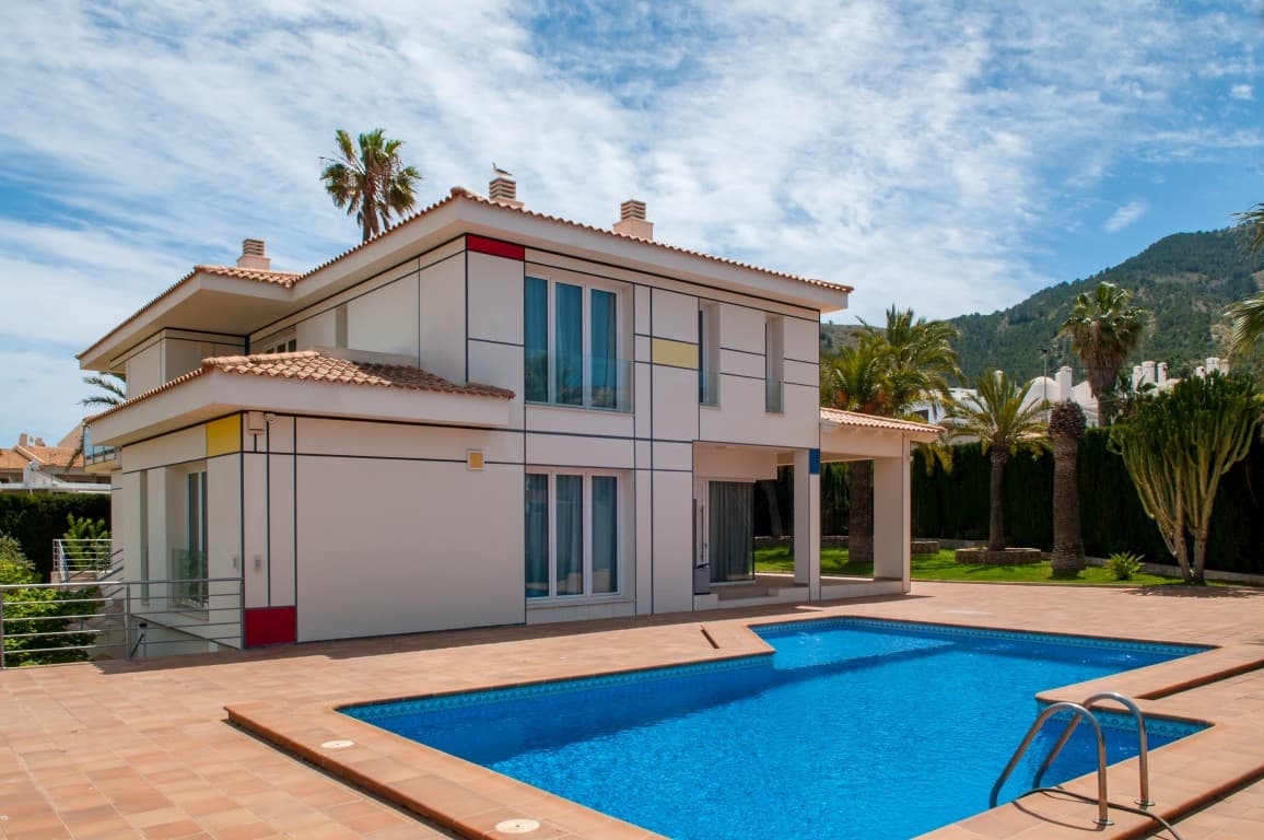 LUXURY VILLA FOR SALE. WONDERFUL LUXURY VILLA FOR SALE IN ALBIR.This beautiful house is fully furnished, the plot is about 1200m2 and 600m2 built. It has 6 bedrooms, 6 bathrooms, 1 courtesy toilet, fully furnished kitchen, living room, balconies and terraces. It has a private pool and a garage.This luxurious villa has sea and mountain views. Everything is practically new with covered parking for 3 cars. It has a large garden with fruit trees and palm trees.From the upper floor there are beautiful views of the Albir and Altea skyline. The house is key ready so you can just move in and enjoy!Also available as short term rental for upto 6 months.Rent: €6,000 PCM