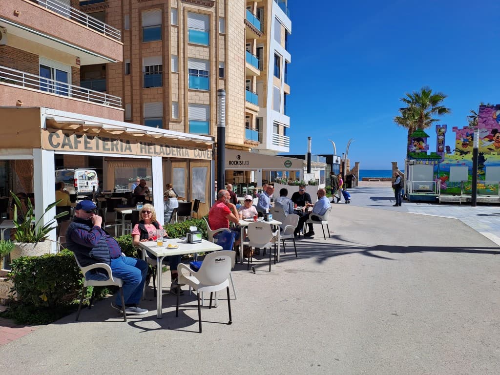 We presents at the Costa Blanca Alicante a Cafeteria located in a prime location on the sea and on the most visited square of La Mata.The business runs great all year round. Lots of space inside, large kitchen and a huge terrace with the sun all day!There are 2 possibilities:1) Take over the business for 225.000€ with a rent to pay of 3000€ per month! 2) Purchase of the premises for 1.250.000€