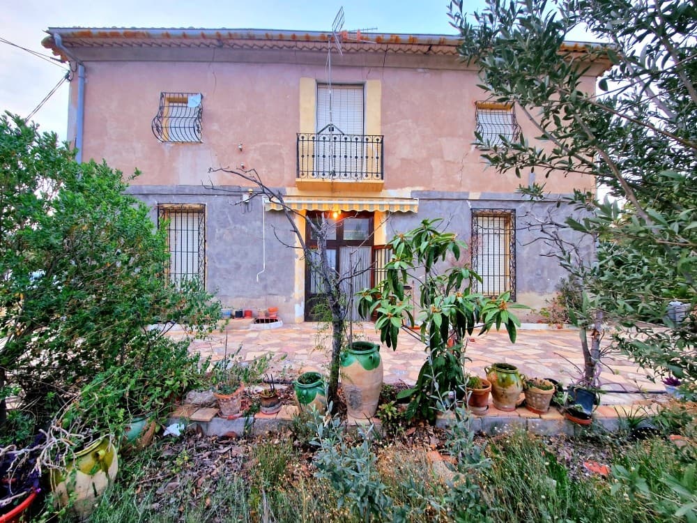 A large farmhouse for sale located in beautiful Relleu, Hoyas del Río, 1.5 km from the Relleu municipality. , located in a privileged location.This magnificent property offers over 600 m² build and a 20,000 m² plot.All structures and land are registered. The property is fully fenced.The house offers 2 dining rooms, 2 kitchens, 7 bedrooms, 2 bathrooms, several attics, several storage rooms. Everything is functional and in original state.It benefits from stone walls and high ceilings with wooden beams. It has a closed garage and a workshop. The plot has electricity, drinking water and well water, also internet. There are several olive and almond trees. Asphalt road practically to property entrance. You can make the pool without a complication. Easily open a rural complex for tourist use.