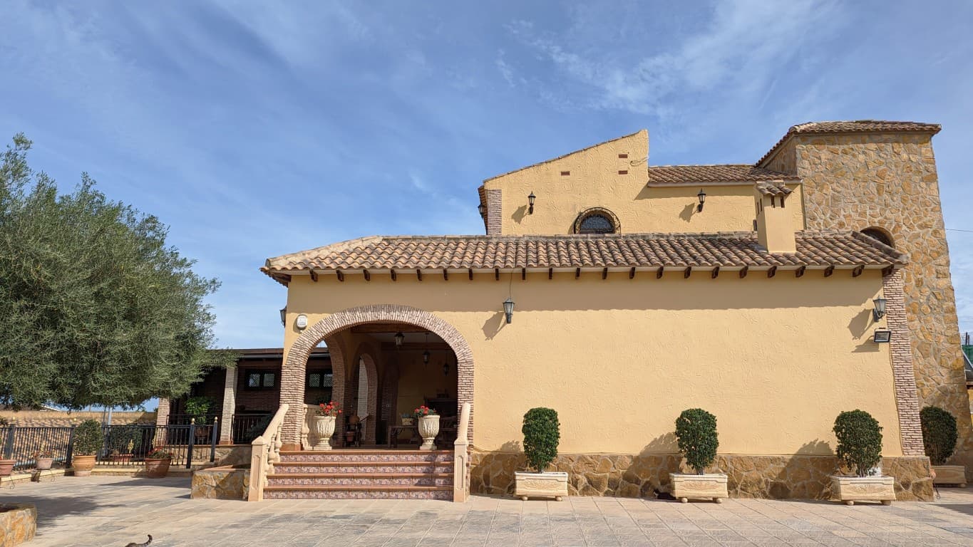Ubicada en la tranquila ciudad de Bigastro, Alicante, se encuentra esta impresionante villa independiente que está esperando a ser llamada hogar. Esta hermosa villa cuenta con una magnífica parcela de 2797m² y una espaciosa superficie construida de 429m². En el momento en que entres, serás recibido por una sala de estar aireada y abierta que es perfecta tanto para la relajación como para el entretenimiento.La villa cuenta con tres cómodas habitaciones que son perfectas para una familia o para recibir invitados. La gran cocina con lavadero es el sueño de un chef, con amplio espacio para preparar y cocinar deliciosas comidas. Los dos baños de lujo brindan un retiro tipo spa para que usted se relaje y descanse.La villa no solo es cómoda sino también lujosa, con una piscina privada para su tiempo libre, una bodega para su colección y un área de barbacoa al aire libre para entretener a los invitados. El garaje para dos autos y la cancha de motor ofrecen convenientes opciones de estacionamiento para usted y sus invitados.Esta villa es una verdadera joya que combina lo mejor de la vida interior y exterior. Quedarás impresionado por las amplias vistas de la vegetación circundante y las montañas más allá. Esta propiedad es un oasis de calma y tranquilidad, donde podrá relajarse y disfrutar de la paz y la tranquilidad del campo.Si está buscando una casa lujosa que ofrezca privacidad, espacio y comodidad, esta impresionante villa es la elección perfecta para usted. Con un precio de 499.900 €, esta es una rara oportunidad de poseer un pedazo de paraíso en uno de los lugares más deseables de Alicante. No pierda la oportunidad de hacer realidad esta casa de sus sueños.