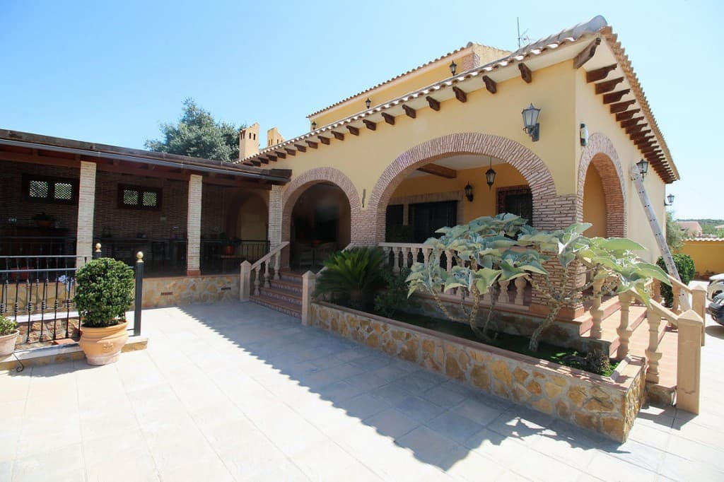 En plena Vega Baja, junto al casco urbano de Bigastro, a 20 minutos de las playas de Torrevieja y Orihuela Costa, y a 40 minutos del Aeropuerto de Alicante, se encuentra esta fabulosa villa rodeada de huerta, ubicada en una parcela de 2.500 metros. cuadrados y que consta de un gran porche con dos zonas de barbacoa, amplio salón, cocina independiente con despensa individual y zona de lavado, cuatro dormitorios (dos en la casa principal y dos en la casa de invitados), cuatro baños, piscina privada, bodega, huerta zona y almacenes. La casa dispone de aire acondicionado, calefacción, totalmente vallada y con puerta de acceso automática