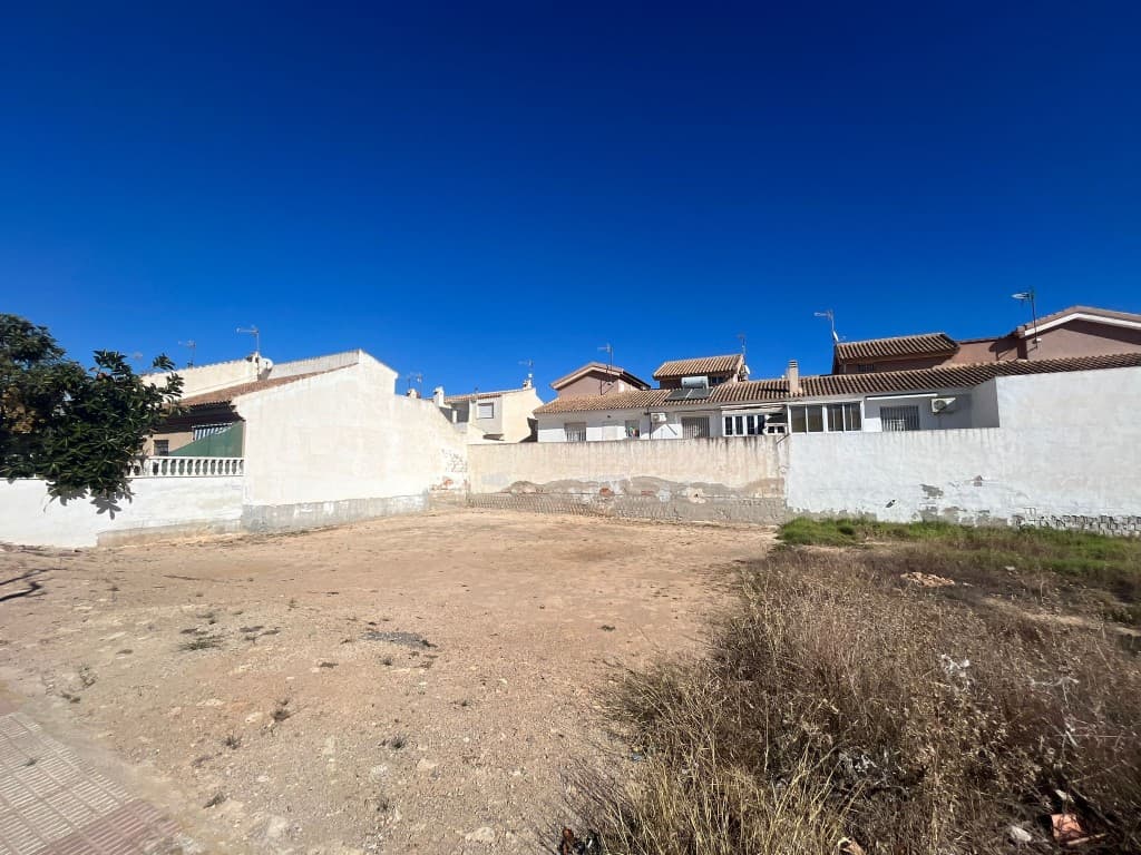 Discover an exceptional opportunity in Los Narejos – a prime 336 m2 plot for sale, just 500 meters from the Mar Menor beach and surf club. Nestled in a desirable locale, this property boasts proximity to a scenic park, as well as convenient walking access to vibrant bars and shops. Seize the chance to build your dream house in this idyllic setting, combining coastal allure with the comfort of a thriving community.