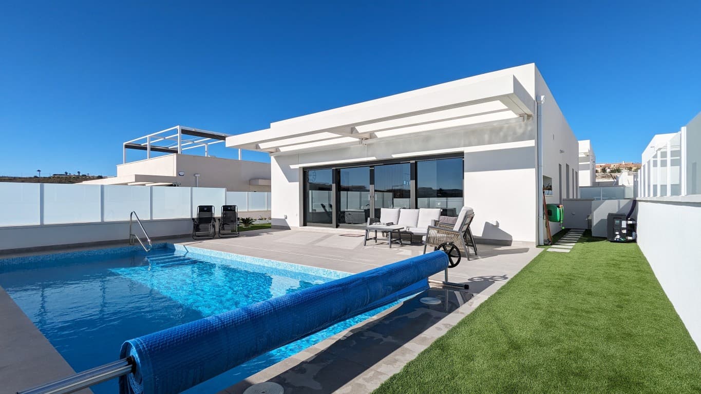 Vida moderna de lujo con vistas panorámicas¡Bienvenido a la casa de tus sueños! Esta villa independiente recientemente catalogada, construida en 2023, es una obra maestra del diseño contemporáneo, que ofrece la combinación perfecta de elegancia y funcionalidad. Ubicada en una ubicación privilegiada, esta residencia cuenta con impresionantes vistas panorámicas y una serie de características deseables.Características clave:3 dormitorios, 2 baños: esta villa ofrece un equilibrio perfecto entre una vida espaciosa y un retiro íntimo. Los tres dormitorios ofrecen comodidad y tranquilidad, mientras que los dos baños bien equipados desprenden una sensación de lujo.Piscina privada: Sumérgete en la máxima relajación con tu propia piscina privada. Ya sea que esté entreteniendo a sus invitados o disfrutando de una velada tranquila bajo las estrellas, esta piscina es el epítome de la indulgencia.Amplia sala de estar: El interior de la villa está marcado por una sala de estar de generosas dimensiones que sirve como corazón de la casa. Los acabados elegantes y una distribución bien pensada crean un espacio acogedor tanto para la vida cotidiana como para ocasiones especiales.Puertas corredizas de vidrio: experimente una vida interior y exterior perfecta con amplias puertas corredizas de vidrio. Estas puertas se pueden abrir, proporcionando una transición perfecta desde la sala de estar a la gran terraza y la piscina. Deje que la luz natural inunde el espacio y disfrute de la suave brisa mientras se entretiene o se relaja.Amplia Terraza: La villa cuenta con una amplia terraza, perfecta para cenar al aire libre, descansar o celebrar reuniones. La terraza ofrece vistas despejadas del entorno, convirtiéndola en un lugar idílico para saborear la belleza de cada momento.Completamente amueblado: esta propiedad es una solución llave en mano para una vida de lujo. Viene completamente amueblada con piezas cuidadosamente seleccionadas que complementan la estética moderna de la villa, permitiéndole mudarse y comenzar a disfrutar de su nuevo hogar de inmediato.Aire acondicionado central: Manténgase cómodo durante todo el año con aire acondicionado central, lo que garantiza un clima agradable en toda la villa. No importa la temporada, tu hogar siempre será un remanso de comodidad.Listado de detalles:Precio: 399.000€Disponibilidad: Ahora en el mercado, esta villa representa una oportunidad única de ser propietario de una residencia que combina estilo, funcionalidad y el encanto de un oasis privado.No pierda la oportunidad de hacer suya esta impresionante villa independiente. ¡Contáctenos hoy para programar una visita privada y experimentar el epítome de la vida de lujo moderna!
