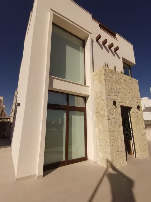 At the Costa Blanca Alicante in Quesada Villa with salt lake views! The property has 3 bedrooms, 3 bathrooms and a large livingroom also a large plot with private pool a basement and a private solarium!