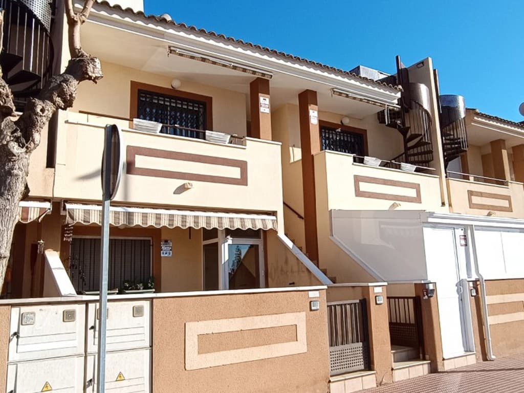¡Increíble oportunidad!2 viviendas convertidas en 1 vivienda grande.Tendrá 4 dormitorios, 3 baños, una cocina grande y la otra cocina ahora es un gran lavadero/espacio.2 salones, uno actualmente utilizado como comedor, el otro es sala de estar.Una gran característica de esta encantadora propiedad es una azotea de 140m2. La cual viene con otra habitación grande, con cocina y baño con ducha.Gran espacio para entretenerse, pasar las tardes y vivir el estilo de vida español.La casa cuenta con 2 plazas de aparcamiento subterráneo.Puede encontrar esta casa en una calle típica española, con vistas despejadas al frente.A poca distancia del centro de Los Alcázares y de la playa.Tiendas, bares, restaurantes, todo a poca distancia.Un gran centro comercial a 15 minutos en coche, en Cartagena y otro centro comercial (Dos Mares) en unos 10 minutos.¡Esta es una casa que debes ver!Vídeo disponible bajo petición.