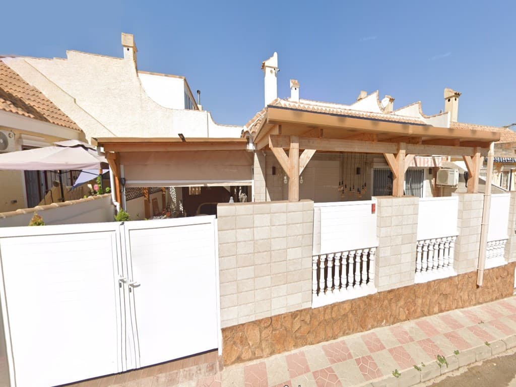 Welcome to your new home! This semi-detached house of 87m2, built in 2002, has been completely renovated to offer an exceptional living environment in the Monte y Mar neighborhood of Gran Alacant.Inside, you'll discover a warm and contemporary ambiance. The house features two spacious bedrooms, two elegant bathrooms, a fully equipped modern open-plan kitchen, perfect for cooking enthusiasts, and a living room providing a comfortable relaxation space.The fitted basement adds an extra dimension to this property, offering endless possibilities to create a space according to your needs - a game room, an office, or even a guest bedroom.Outside, the charm continues with its 36m2 furnished terrace, a true cocoon and solarium to enjoy gentle summer evenings with family or friends.Don't miss the opportunity to unpack your bags in this exceptional house in Gran Alacant. Contact us today to schedule a visit and let yourself be charmed by its unique allure!