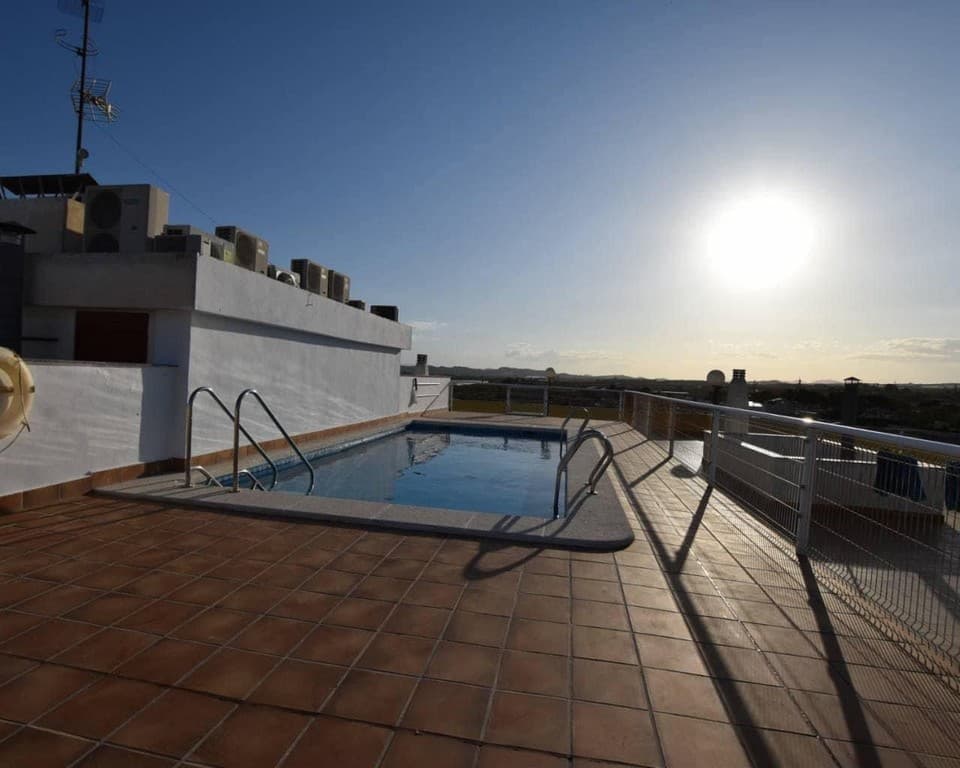 Presentamos en la Costa Blanca Alicante en Los Montesinos un Bonito apartamento con piscina en la azotea! ¡Este piso tiene 2 dormitorios, un baño y cocina independiente!