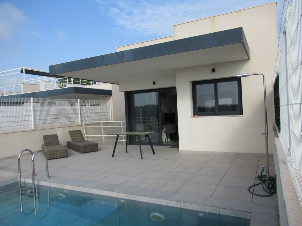 Preciosa villa lista para vivir con casa de invitados completamente independiente. Esto con hermosas vistas abiertas sobre las salinas y el mar Mediterráneo. Amplia villa amueblada con 3 dormitorios y armarios empotrados, 2 baños y aseo para invitados, cocina totalmente equipada, piscina privada, terraza cubierta, aire acondicionado, portero automático, azotea. En la parte delantera de la casa tiene su propio aparcamiento que ofrece espacio suficiente para 2 coches. Este estacionamiento está cerrado con portón eléctrico. Las numerosas zonas acristaladas y las grandes ventanas correderas, que no sólo proporcionan mucha luz natural, hacen que el espacio interior y exterior parezcan un todo. En el edificio encontrará una casa de huéspedes totalmente autónoma con entrada independiente, una cocina totalmente equipada, salón y comedor, 2 amplios dormitorios con armarios empotrados y ambos con baño en suite y trastero/lavadero. Estas villas están ubicadas en San Miguel de Salinas. Situado a 10 minutos en coche de las playas de Punta Prima, Playa Flamenca, Cabo Roig y Campoamor. Cerca de los clubes de golf de Las Ramblas Golf, Villamartin Golf, Las Colinas Golf & Country Club y Lomas De Campoamor Golf así como cerca de supermercados, restaurantes y del centro comercial de La Zenia Boulevard.