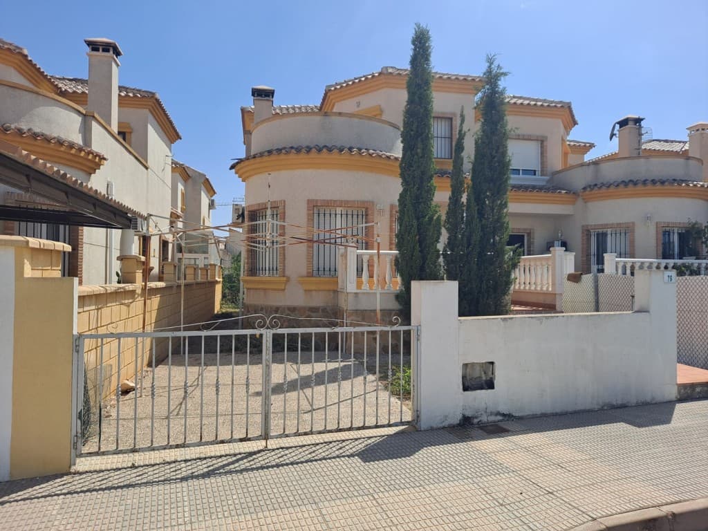 Bungalow in Los Montesinos, La HerradaDiscover this charming independent bungalow located in Los Montesinos, with a size of 160m², fenced and east-facing, ideal for those seeking a peaceful and comfortable living environment.Property Features:Entrance: At the entrance of the property, you will find a convenient parking space. Garden: An urban garden that offers the possibility of building a pool, perfect for hot summer days, or a pleasant space to relax. Porch: Before entering the house, enjoy a porch ideal for outdoor relaxation.Interior of 100m², on the ground floor:A spacious and bright living and dining room with a fireplace.A fully equipped and independent kitchen.A bathroom.A comfortable bedroom.A storage space.Upstairs, accessible via a marble staircase with a wooden handrail:A bathroom.Two additional bedrooms with built-in wardrobes, perfect for accommodating family or guests, offering access to a large private terrace with stunning views of the fields and fruit trees.All windows are aluminum, equipped with mosquito screens, double glazing, and iron grills. The door is reinforced, and the floors are tiled.Don't miss this unique opportunity to own this magnificent bungalow in Los Montesinos. Contact us today for more information or to schedule a visit.