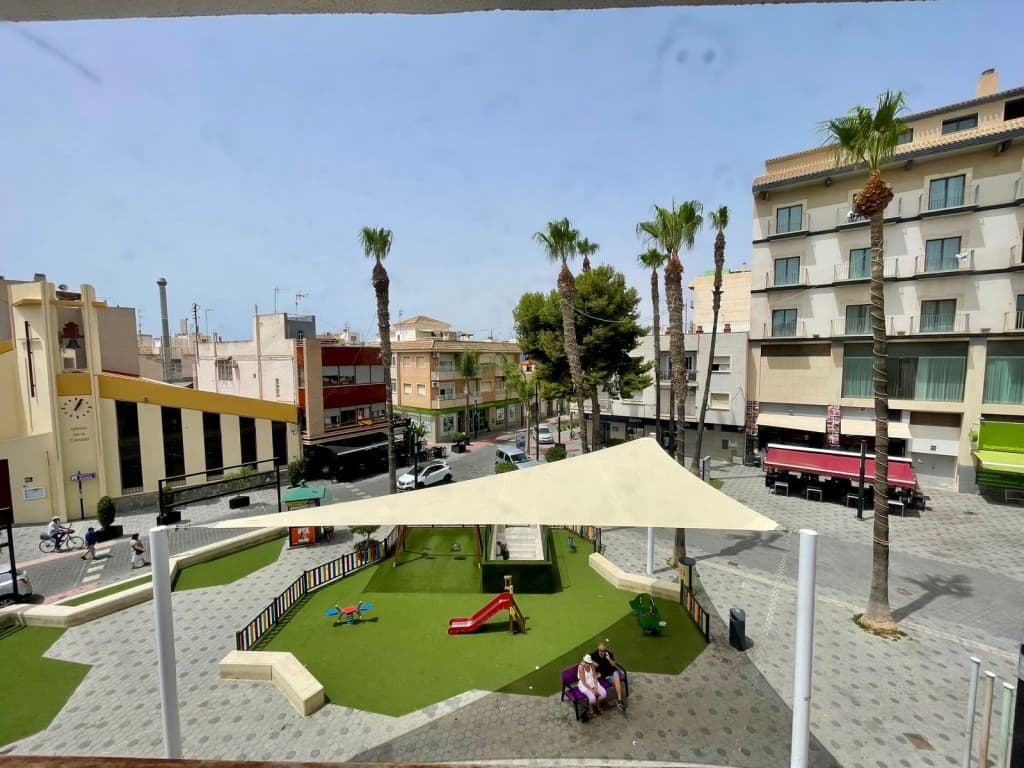 Ideal for medical professionals or business offices, this 70 m² commercial space is located in the heart of Paseo de la Feria, in a prime spot just one row back from the beach, near the port, and at the center of all amenities.The building entrance is through an automatic door with intercom. The space is situated on the 2nd floor, accessible by stairs or elevator. Upon entering the unit, you are welcomed into a first area comprising two open zones and a toilet, perfect for creating a reception area and a potential waiting room. A corridor then leads you to a second area featuring two rooms: a main room with a view of Paseo de la Feria, equipped with windows running the full length of the wall, another adjacent room, and an additional toilet.The space is equipped with speakers for music, air conditioning, electricity, water, and connected fiber optics, providing all the necessary comforts for your professional activity.Don’t miss this unique opportunity to set up your business in a prime location. Contact us today for more information or to arrange a viewing.