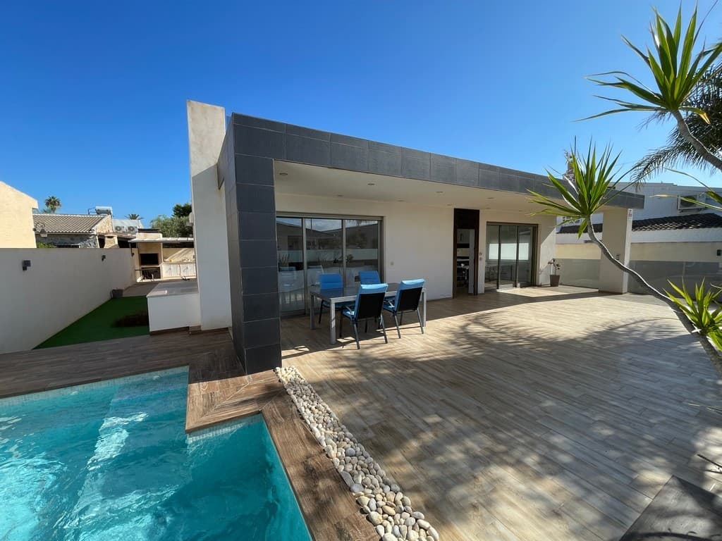 Impresionante villa moderna cerca de Playa Mar de Cristal: una oportunidad únicaEsta hermosa villa de 6 dormitorios y 2 baños se encuentra en una generosa parcela de 408 m² y ofrece una combinación de estilo moderno y máxima comodidad. Construida en 2016, esta casa es perfecta para familias o para quienes buscan un refugio espacioso y sereno cerca de la costa.Al entrar por la puerta de seguridad, te recibirá una terraza privada de baldosas que se abre a una espectacular piscina privada con ducha al aire libre, ideal para los cálidos días de verano. Para recibir invitados, la zona de barbacoa al aire libre con fregadero incorporado ofrece el espacio perfecto para cenar al aire libre con amigos y familiares.En el interior, la villa está completamente climatizada con un moderno sistema de conductos que garantiza la comodidad durante todo el año. El corazón de la casa cuenta con una amplia sala de estar con una cocina abierta, perfecta para reuniones y relajación. La distribución está diseñada de forma inteligente, con dos pasillos, cada uno de los cuales conduce a 3 dormitorios de buen tamaño y 1 baño, lo que ofrece privacidad y comodidad. Cada dormitorio cuenta con su propio armario empotrado, lo que maximiza el espacio de almacenamiento.La villa también incluye un cobertizo de jardín con amplio espacio para almacenamiento, así como espacio de estacionamiento para al menos 3 autos en la propiedad. Además, hay mucho espacio de estacionamiento en la calle para los invitados.Una característica interesante de esta propiedad es el potencial de construir un segundo piso, ya que el plan original incluía la creación de una vivienda adicional, lo que la convierte en una fantástica oportunidad de inversión para la expansión.Los muebles no están incluidos en la venta, pero algunos artículos pueden ser negociables.Ubicada a solo 150 metros de la impresionante Playa Mar de Cristal, en la costa del Mar Menor, esta villa ofrece lo mejor de la vida costera en un entorno tranquilo. Además, las comodidades como tiendas, restaurantes y servicios están a pocos pasos de distancia, lo que hace que la comodidad diaria sea parte de su estilo de vida.No pierda esta oportunidad única de poseer una villa moderna y espaciosa en una de las zonas más cotizadas del Mar Menor.¡La casa de tus sueños te espera!