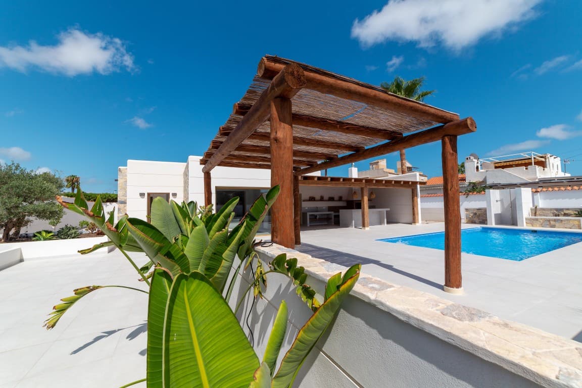 ibiza-stijl villa met 4 slaapkamers. Prachtige Ibiza-stijl villa met 4 slaapkamers en 3 badkamers Prachtige villa van 190m² op een perceel van 800m² met 4 ruime slaapkamers en 3 moderne badkamers. Deze prachtige volledig gerenoveerde Ibiza-stijl villa is gelegen nabij de Salinas. Deze woning weerspiegelt perfect de geliefde Ibiza-stijl, met prachtig wit gepleisterde muren, organische vormen, houten en natuurstenen elementen. Bij binnenkomst komen we in de ruime woonkamer die smaakvol is ingericht en naadloos aansluit op de keuken. Deze moderne keuken is voorzien van hoogwaardige apparatuur. Vanuit de woonkamer heeft u direct toegang tot een groot terras bij het zwembad. Het terras is gedeeltelijk overdekt met een pergola voor een schaduwrijke plek. Het zwembadterras beschikt over een prachtige zomerkeuken, ideaal om lange zomeravonden door te brengen met familie en vrienden onder het genot van een hapje en een drankje. De sfeervolle tuin is een oase van rust en privacy en een zwembad van 8 x 4 meter, waar u heerlijk kunt zwemmen of gewoon kunt ontspannen aan het water. De woning beschikt over voldoende parkeergelegenheid op eigen terrein en een prachtig aangelegde tuin. Dit stijlvolle pand biedt comfortabele en functionele woonruimte op een zeer gewilde locatie. Alles is direct klaar voor bewoning. Als u wilt genieten van een luxe levensstijl op een prachtige locatie onder de Spaanse zon, neem dan snel contact met mij op om een &8203;&8203;bezichtiging te regelen.