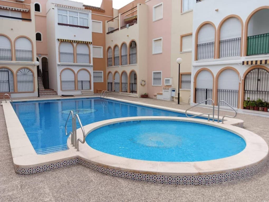 We presents at the Costa Blanca Alicante an apartment with swimmingpool an close to the beach with 2 bedrooms, a bathroom and a american kitchen! The terrace is on the side of the pool! Close to bars, restaurants and supermarkets!