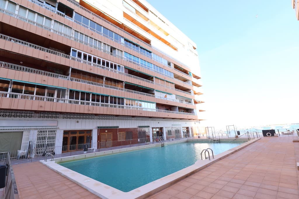 We presents at the Costa Blanca Alicante in Torrevieja an apartment first line on the beach on the 6floor with a panoramic view at the sea and port! There is a large glazed terrace! Close to restaurants, bars and supermarket! And dont forget the swimming pool!