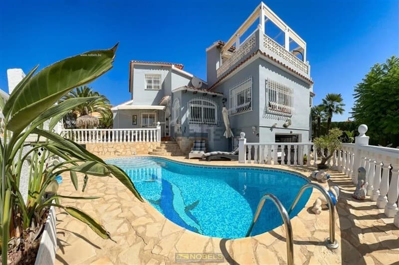 We presents at the Costa Blanca Alicante in Calpe a Villa with swimming pool and guesthouse! This house haves 2livingrooms with a lott of light, 3bedrooms, a modern kitchen, 3bathrooms and a garage! Outside you have alot of space with a barbeque zone and a covered outdoor kitchen! Close to the sea, bars and restaurants!