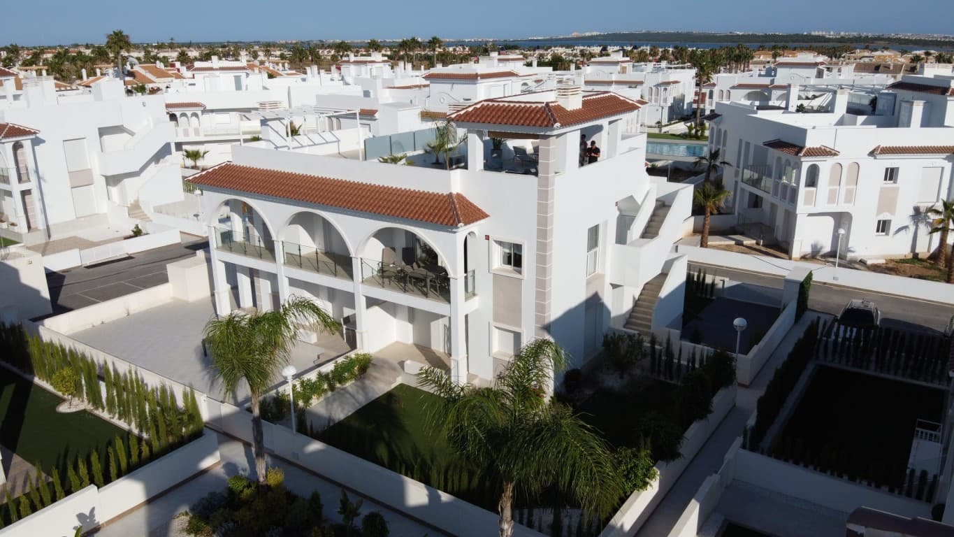 Located in a stunning setting along one of the most beautiful coasts of Spain – the Costa Blanca South – in the picturesque town of Rojales/Quesada. Just a short distance from the seaside resort of Torrevieja and close to the charming Guardamar del Segura with its famous sandy beaches.The accessibility of Penthouse ‘Allegra’ is nothing short of excellent. Two airports are at your disposal: Alicante-Elche Airport and Murcia-Corvera Airport, located just 30 minutes and one hour away, respectively.Penthouse ‘Allegra’ is, of course, fully equipped and features a modern interior design that meets today's standards. It is truly fitted with every comfort and offers a particularly pleasant and welcoming ambiance where you will immediately feel at home.The penthouse features, among other things:Two spacious, fully furnished bedroomsTwo modern bathroomsA fully equipped kitchenA large living room with very comfortable furnitureTwo terraces, including a balcony with a table and four chairs, and an exceptionally large rooftop terrace of no less than 78 m², offering stunning views of the lagoon and the beautifully landscaped garden with three large communal swimming poolsA children's playground, fitness facilities, and free tennis courts nearbyThe generous and comfortable rooftop terrace includes:A spacious dining table with six chairs under a retractable awningA cozy lounge set, sun loungers, a complete outdoor kitchen with a barbecue, refrigerator, and sink, as well as an outdoor shower with hot and cold waterAdditionally, the penthouse offers secure outdoor parking with three electric gates and a private parking space.