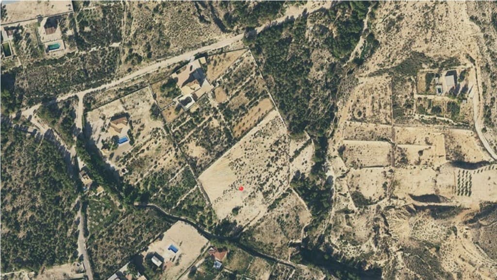 Oppdag drømmeplottet ditt – uendelige muligheter venter!Plassert i idylliske omgivelser, tilbyr denne vidstrakte tomten på 16 000 m² det perfekte lerretet for å bringe drømmehjemmet ditt til live. Med en eksepsjonell byggegodtgjørelse på 2 % kan du designe og bygge en fantastisk villa på omtrent 325 m² – en sann oase av luksus, plass og ro.Enten du ser for deg et moderne arkitektonisk mesterverk, en klassisk villa eller et tilfluktssted på landsbygda, passer denne tomten til din fantasi. Velg mellom to forhåndsdesignede byggealternativer som er skreddersydd for å maksimere potensialet til denne ekstraordinære siden, eller kjøp tomten alene og la kreativiteten din sveve med et skreddersydd prosjekt.Hvorfor dette plottet er perfekt for deg:Størrelse og privatliv : 16 000 m² sikrer god plass for frodig landskap, utendørs fritidsområder og fullstendig privatliv.Fleksibilitet : Velg et nøkkelferdig byggeprosjekt eller start fra bunnen av med din egen visjon.Prime Investment : En unik mulighet på et ettertraktet sted, som tilbyr både ro og verdivekst.Dette er mer enn et plot; det er en invitasjon til å skape en livsstil som perfekt gjenspeiler dine ambisjoner. Ikke gå glipp av sjansen til å bygge drømmevillaen din eller sikre deg et verdifullt stykke land med en førsteklasses beliggenhet.Kontakt oss i dag for å lære mer eller avtale en visning. Drømmehjemmet ditt starter her!
