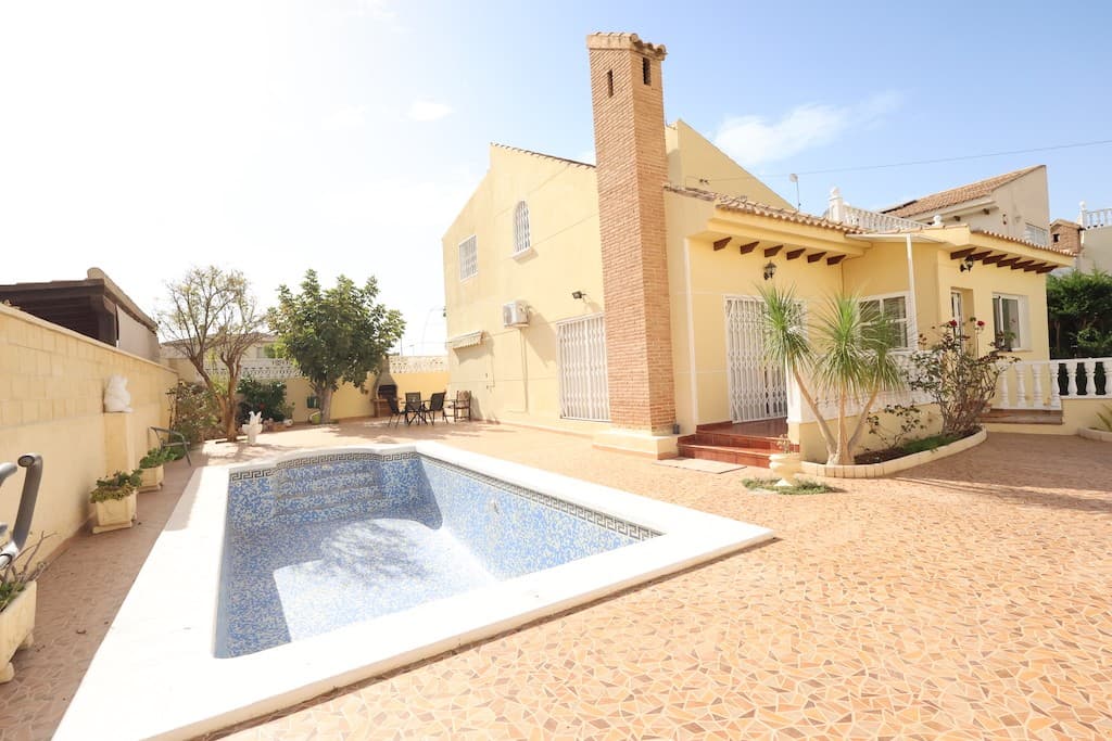 We presents at the Costa Blanca Alicante a independent Chalet only 250m from the beach! This house have 2 floors and a garage for 3 cars on a big plot with a swimming pool! Its have 4 bedrooms and 3 bathrooms .2 with suite upstairs and 2 downstairs! A big livingroom and a independent American kitchen with a closed gallery! Furher 2 glazed terraces and a bbq zone! Walking distance you have bars ,restaurants and a supermarket!
