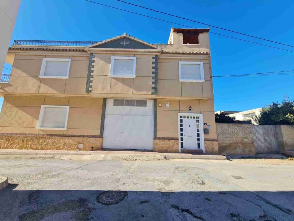 We presents at the Costa Blanca Alicante a corner house in Orihuela with solarium! Its haves on the first floor 3 bedrooms, a livingroom with balcony, a beautiful kitchen with patio and a complete bathroom! On the top a large solarium with a parte covered and a BBQ! On the ground floor many possibilities! with a shower and a toilet! Parking place on the plot!