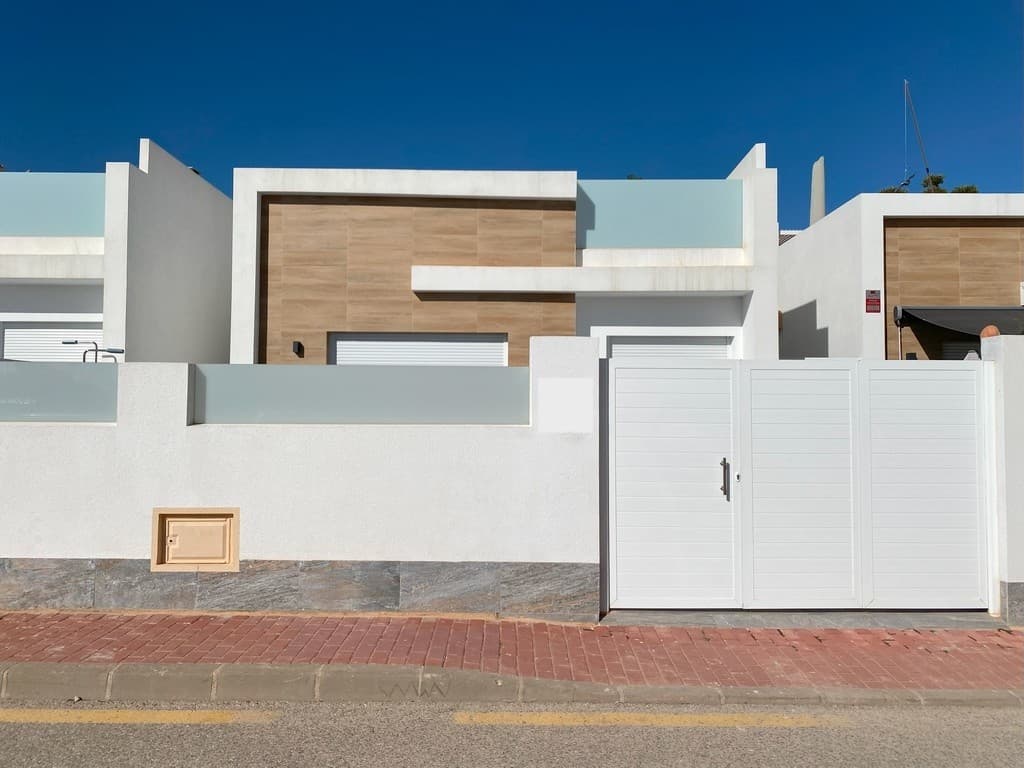 Modern Detached Villa in Avileses (Murcia)We present to you this charming, modern, and detached villa, built in 2021, located in Avileses, an authentic and peaceful village.Upon arrival, you will be enchanted by the outdoor space, which includes a swimming pool, an outdoor shower, and a spacious terrace, perfect for relaxing and enjoying the Mediterranean climate.The main entrance door opens onto a hallway leading to the back of the villa and its large 77 m² solarium. A perfect space to enjoy sunny days, cool summer nights with family or friends, or simply to sunbathe in complete privacy.A Modern and Bright InteriorThe interior of the villa offers a spacious living-dining room, bathed in natural light, with a fully equipped modern kitchen, open to the living area and offering a view of the pool.The sleeping area consists of:Two bedrooms with built-in wardrobes: one with a double bed and the other with two single beds, both with views of the outdoor courtyard.A modern bathroom, equipped with a shower and toilet.A master suite, with its own private bathroom and a double bed, overlooking the terrace and pool at the front of the house.Quality FeaturesOptimal comfort: Double-flow air conditioning throughout the house.Enhanced insulation: Double-glazed windows for excellent soundproofing and thermal insulation.Security and convenience: Electric shutters at the front of the house.Natural light: Skylights integrated into all bathrooms for optimal natural lighting.An Ideal Location Between Tradition and ModernityAvileses, a village with authentic Spanish charm, celebrates its annual patronal festivals in honor of the Virgen del Carmen every early July. During these festivities, the village comes alive with celebrations, bringing together locals and visitors in a festive and friendly atmosphere.All essential amenities are within walking distance: restaurants, supermarket, bakery, and sports facilities.Close to several golf courses, including La Torre Golf and Hacienda Riquelme.Only 20 minutes from Murcia Airport and 1 hour from Alicante Airport.Just 20 minutes from the beaches of Mar Menor and the Mediterranean.A quiet environment, while still being close to large cities and the sea.A unique opportunity to live in a peaceful setting while enjoying the best of the Costa Cálida!Contact us now for more information or to schedule a visit!