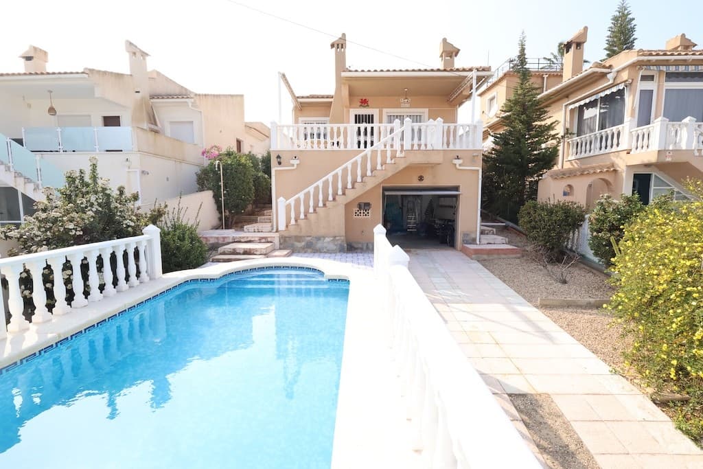 We presents at the Costa Blanca Alicante an Indenpendent Chalet in Los Balcones! With 3 bedrooms and 2 bathrooms! Further a large dinner room and a closed gallery! outside you have a private swimmingpool, large terrace with BBQ, a closed garage and a solarium! Close to supermarket, farmacia and hospital!