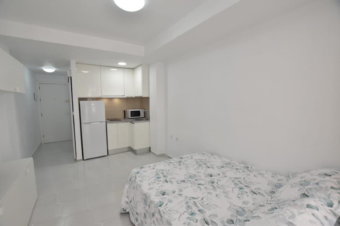 VELKOMMEN til hjertet av Torrevieja!Oppdag dette romslige studioet på 29 m² , som ligger i 2. etasje . Når du kommer inn, fører en gang deg til et helfliset bad , utstyrt med en moderne dusj . Bare noen få skritt lenger kommer du til hovedstuen , gjennomtenkt utformet med flere funksjonelle rom:• Fullt utstyrt kjøkken : keramisk platetopp, mikrobølgeovn, kjøleskap. • Spiseplass og soveplass , innredet med TV-enhet og innebygd garderobe.• Allsidig terrasse , som kan brukes som vaskerom eller utendørs avslapningsrom, utstyrt med skodder for ekstra privatliv.Finishen inkluderer gullfarget snekkerverk , taklamper med vifte og et flislagt gulv .Om Torrevieja : Torrevieja ligger på Costa Blanca , og er en livlig by kjent for sine gylne sandstrender , solfylte middelhavsklima året rundt og rosa saltlaguner . Byen tilbyr et bredt spekter av aktiviteter: spasere langs marinaen, utforske lokale markeder, nyte sjømatrestauranter og oppleve et livlig natteliv. En ideell setting for både bolig og investering!Ikke gå glipp av denne muligheten - kontakt oss i dag!
