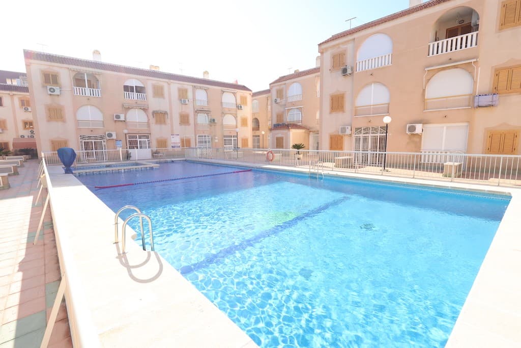We presents at the Costa Blanca Alicante a modern downstairs apartment! Only 300m from the beach! With 3 bedrooms an open american kitchen, equiped bathroom and a large livingroom! There is a terrace and a comunal swimming pool! Walking distance to the center of Torrevieja! Close to bars and restaurants!