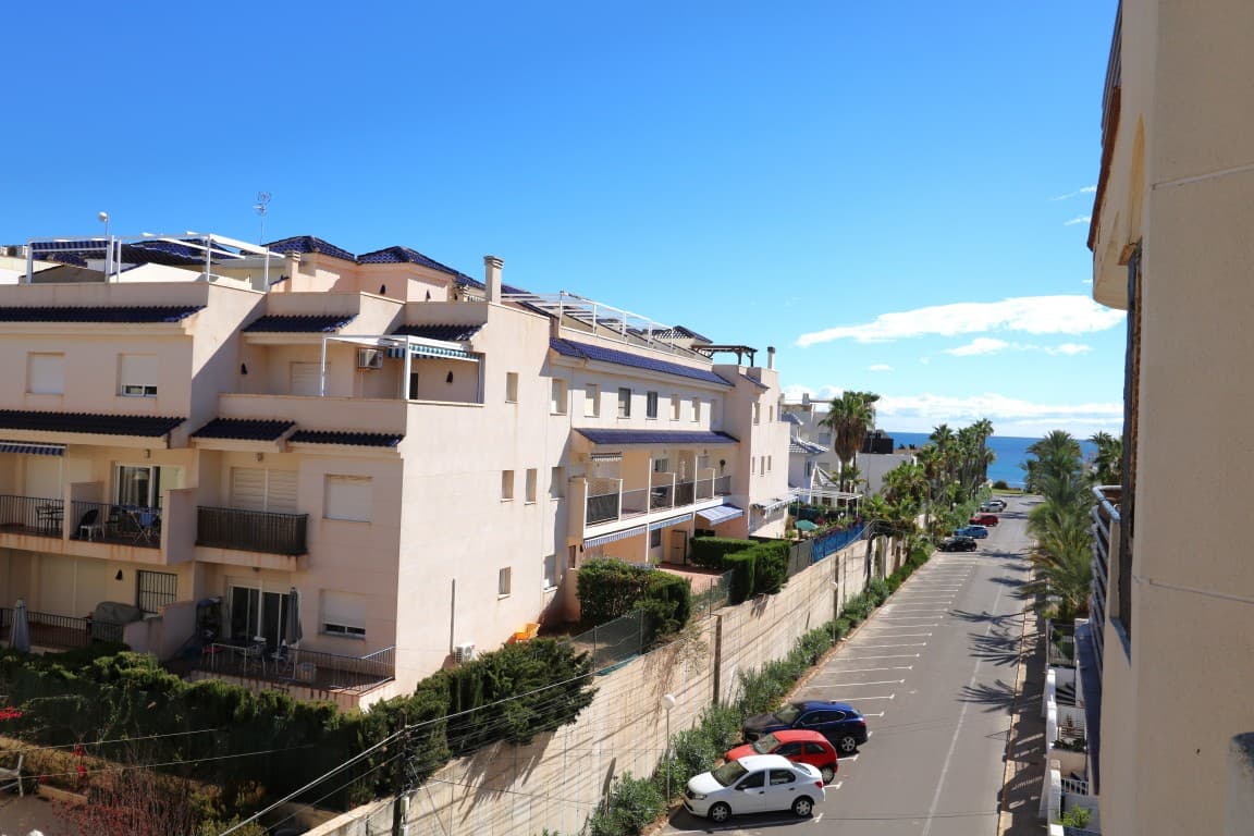 We presents at the Costa Blanca Alicante a Spacious Apartment in Mar Azul only 150m from the beach! With 2 dobbel bedrooms, a bathroom and a equiped kitchen! Open view and sea view! Walking distance to bars, restaurants and supermarket!
