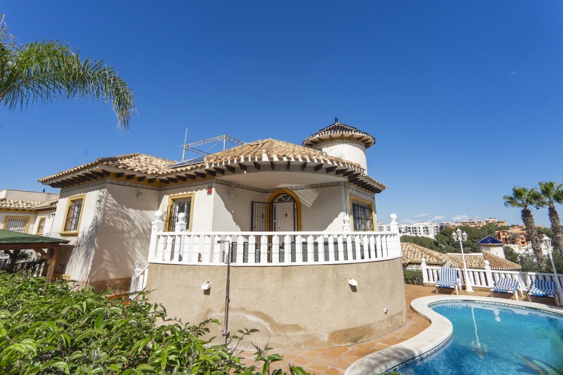 Presentamos en la Costa Blanca de Alicante una preciosa villa en Villa Martín. ¡Con 4 dormitorios y 3 baños! En la planta baja se encuentra un amplio salón con cocina abierta y escaleras que conducen a un solárium en la azotea. Además, hay un dormitorio doble con baño en suite, dormitorios con dos camas individuales y un baño con bañera. En la planta baja hay dos dormitorios con dos camas individuales y ducha. También hay una gran sala de juegos con bar, TV vía satélite y wifi. En el exterior hay una zona de barbacoa, mobiliario de jardín y tumbonas. El amplio espacio exterior se extiende desde la piscina hasta el espacioso solárium en la azotea, con impresionantes vistas al campo de golf de Villa Martín. La villa cuenta con licencia turística y un historial comprobado de ingresos por alquiler. ¡A solo 10 minutos en coche del centro comercial La Zenia!
